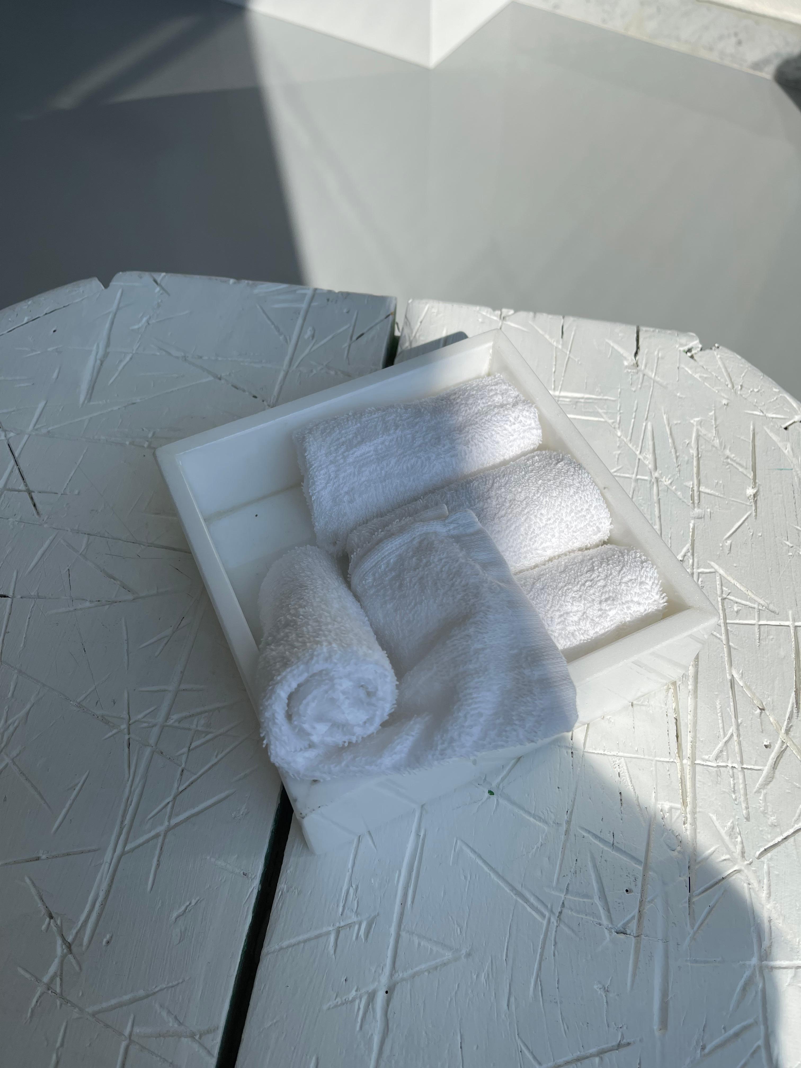 Handgefertigtes, quadratisches Handtuch aus weißem Carrara-Marmor für Gäste im Angebot 1