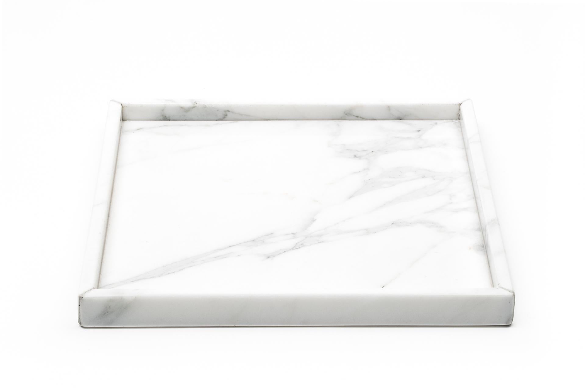 Plateau carré en marbre blanc de Carrare, idéal pour le spa, dans la salle de bain mais aussi comme centre de table ou dans l'entrée comme valet de chambre. Chaque pièce est en quelque sorte unique (chaque bloc de marbre est différent par ses veines