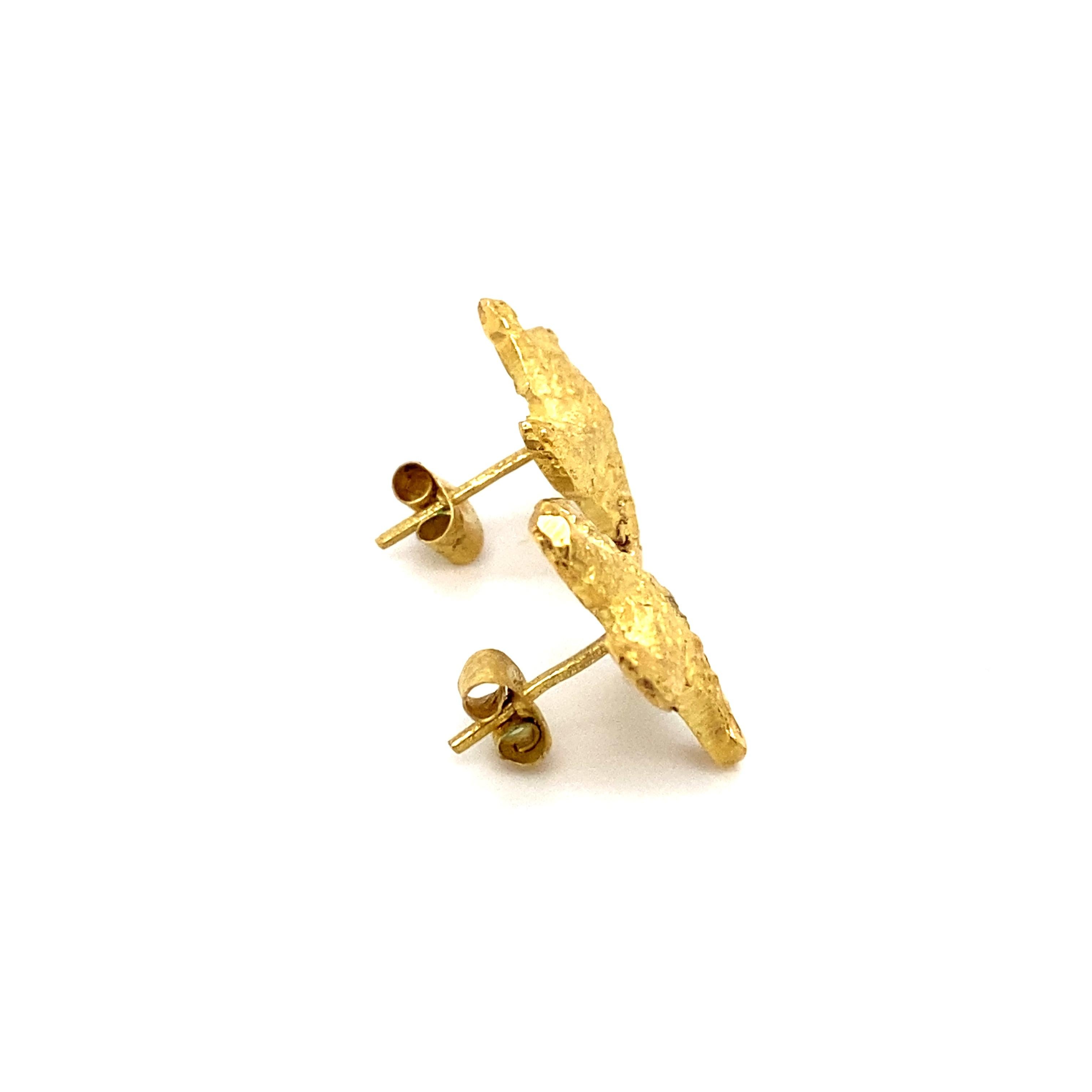 Metal Type: 18 Karat Yellow Gold 
Weight: 6.5 grams
Size: 0.5 in diameter

Textured 18 Karat Yellow Gold
Handmade Earrings 