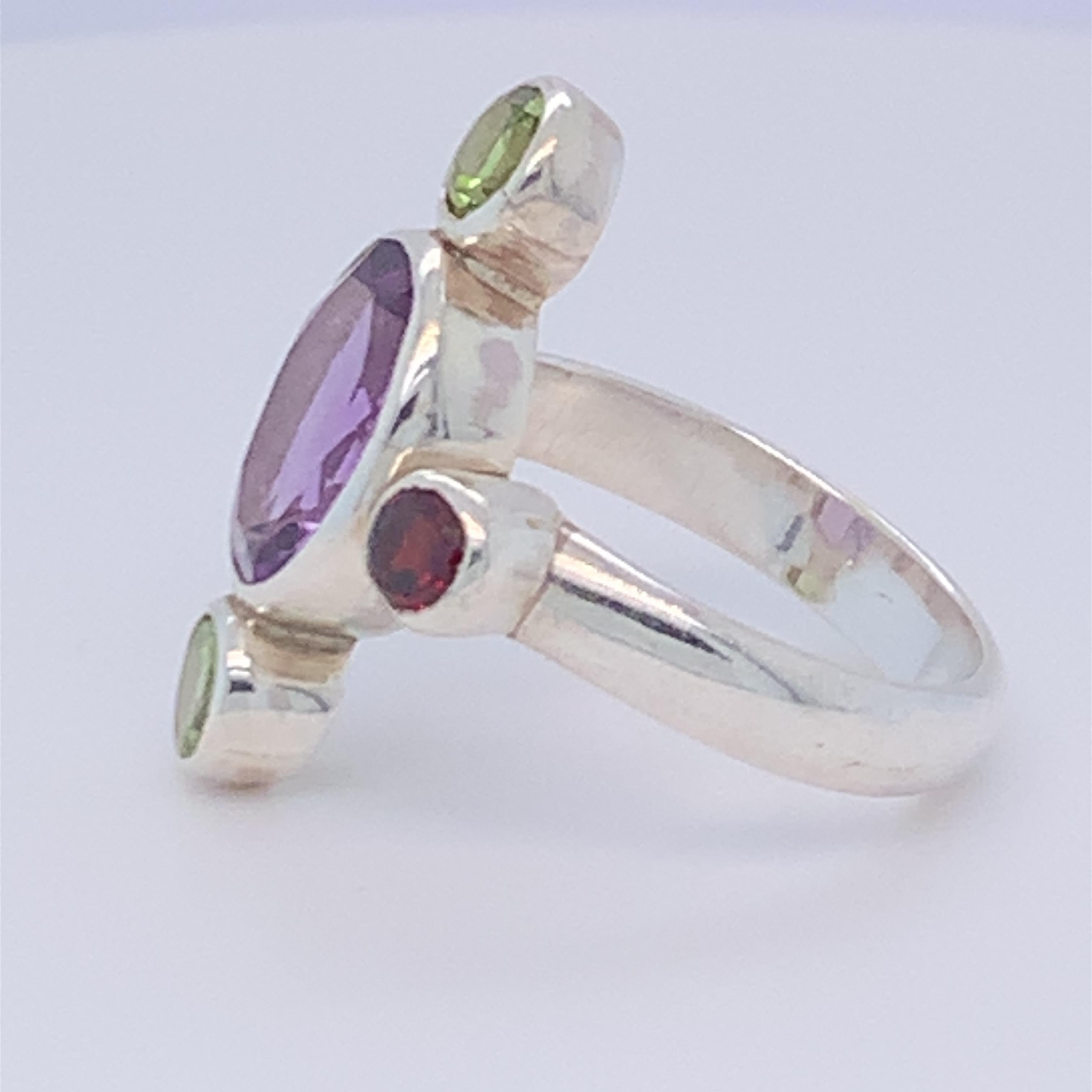 Handgefertigter Ring aus Sterlingsilber mit Amethyst, Peridot und Granat im Angebot 1