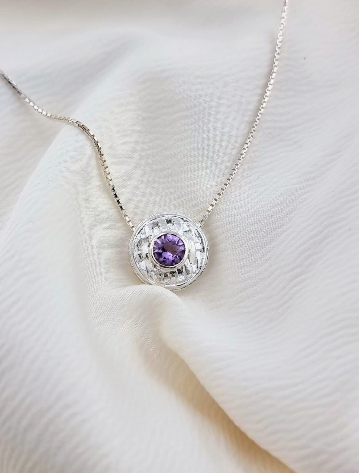 Handmade Sterling Silver Basket Weave Pendant Necklace with 6mm Amethyst

This pendant features a meticulously crafted 14mm circle basket weave design in sterling silver, blending structural precision with artistic detail. At the center is a 6mm