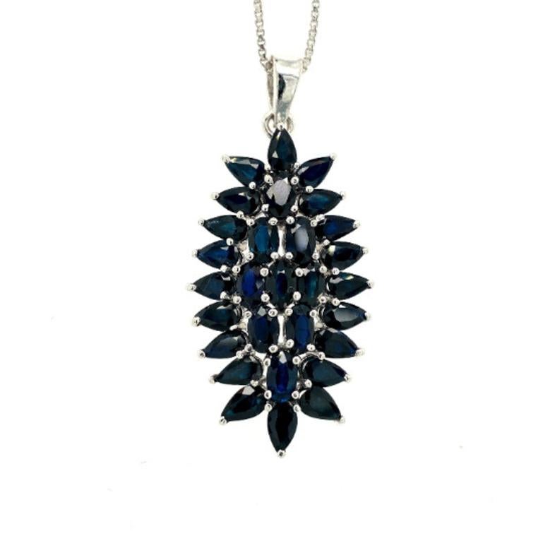 Handgefertigte Sterlingsilber-Halskette mit Blumenanhänger mit blauem Saphir-Cluster (Gemischter Schliff) im Angebot