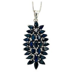 Handgefertigte Sterlingsilber-Halskette mit Blumenanhänger mit blauem Saphir-Cluster