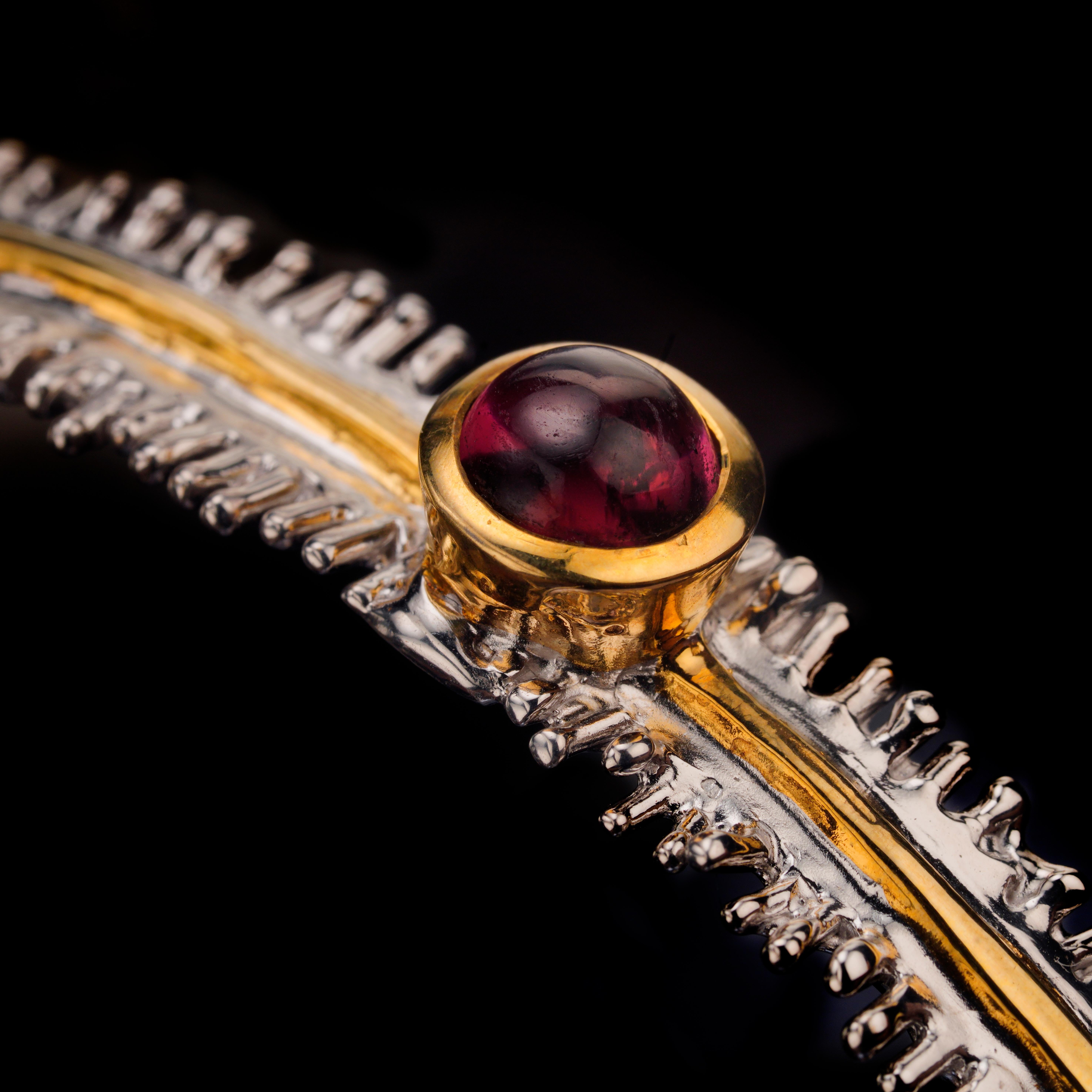 Taglio rotondo Bracciale fatto a mano in argento sterling con tormalina rosa e accenti d'oro in vendita