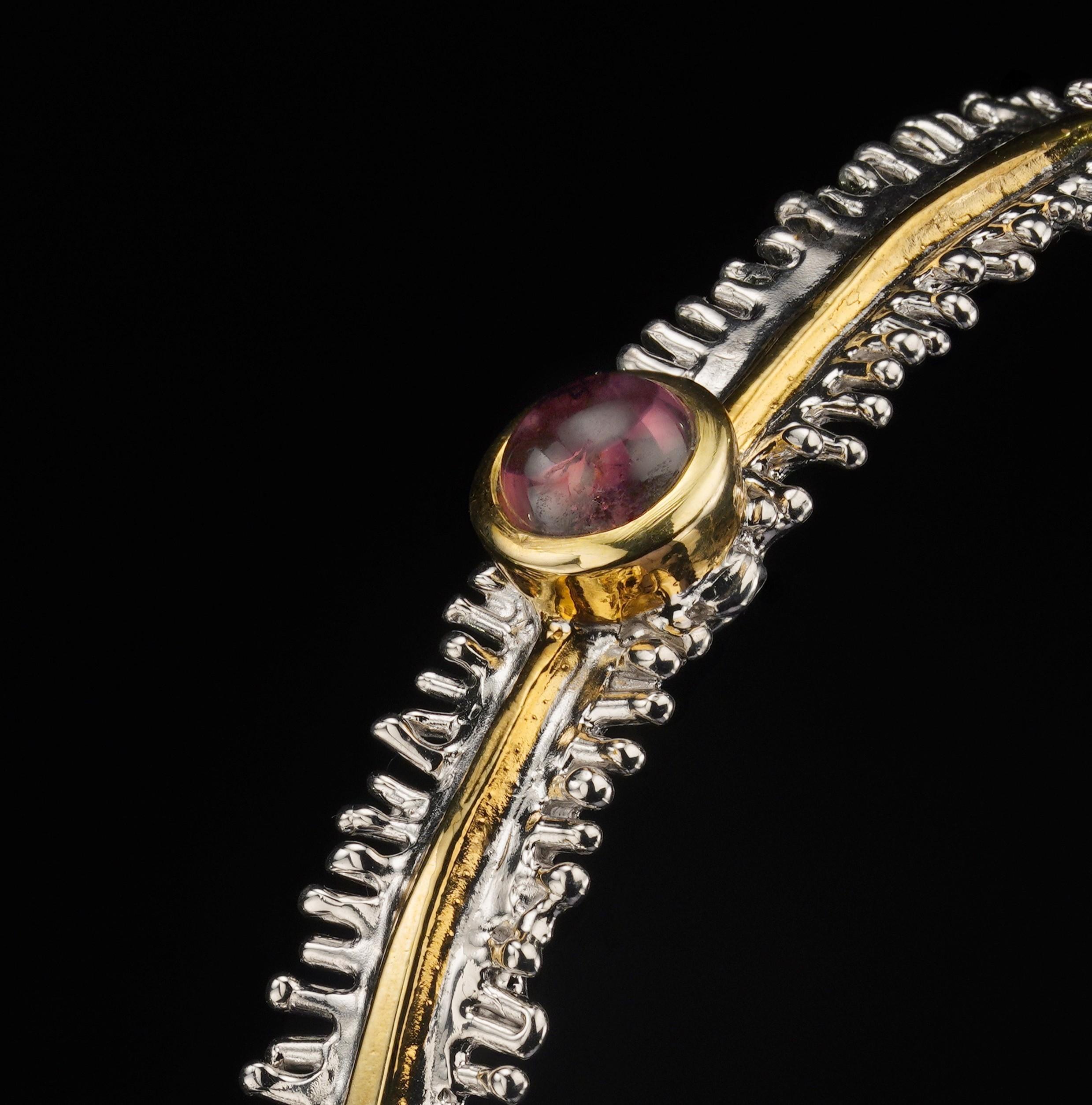 Bracciale fatto a mano in argento sterling con tormalina rosa e accenti d'oro in vendita 1