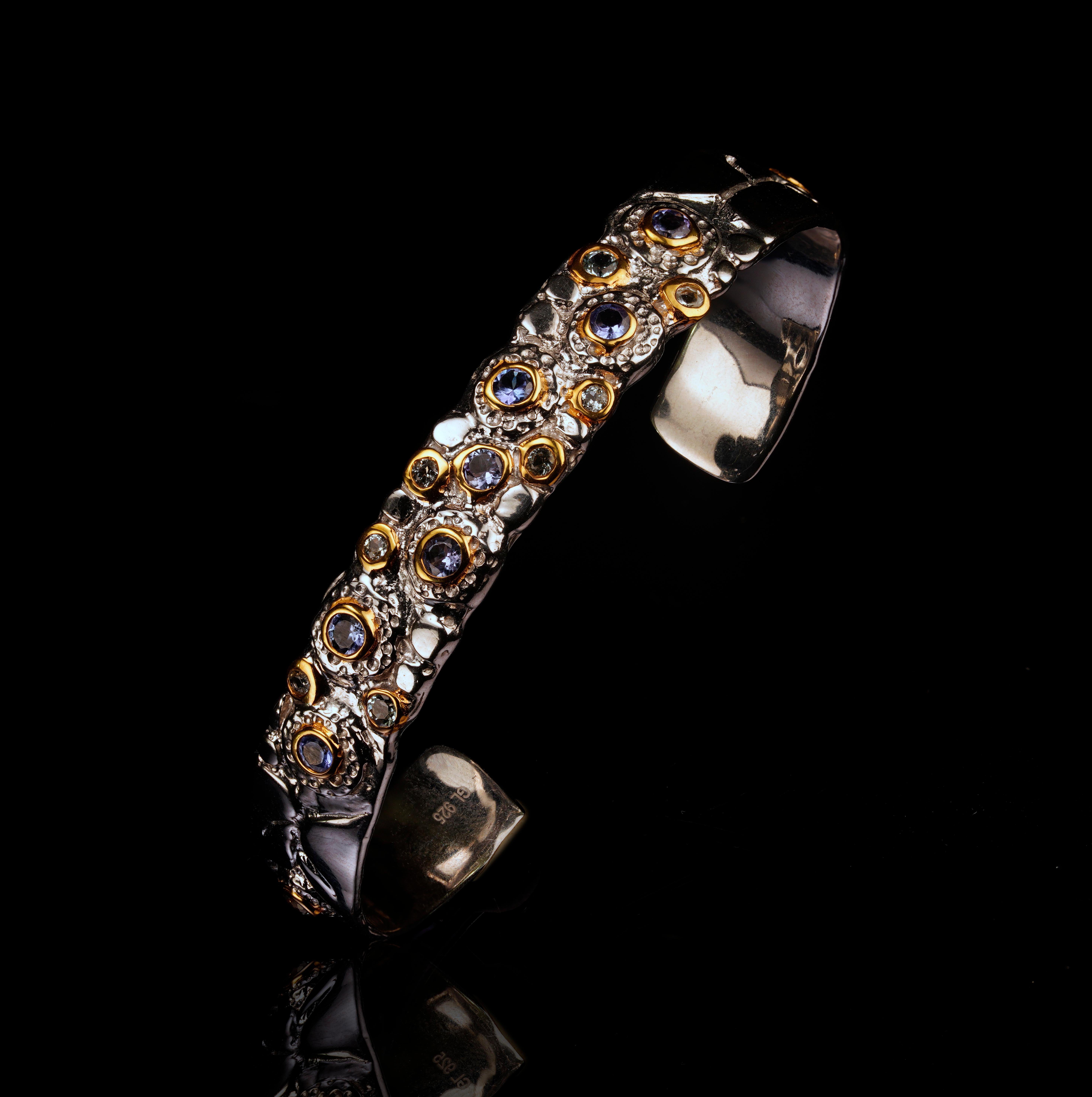 Artigiano Bracciale fatto a mano in argento 925 con pietre multiple e accenti d'oro in vendita