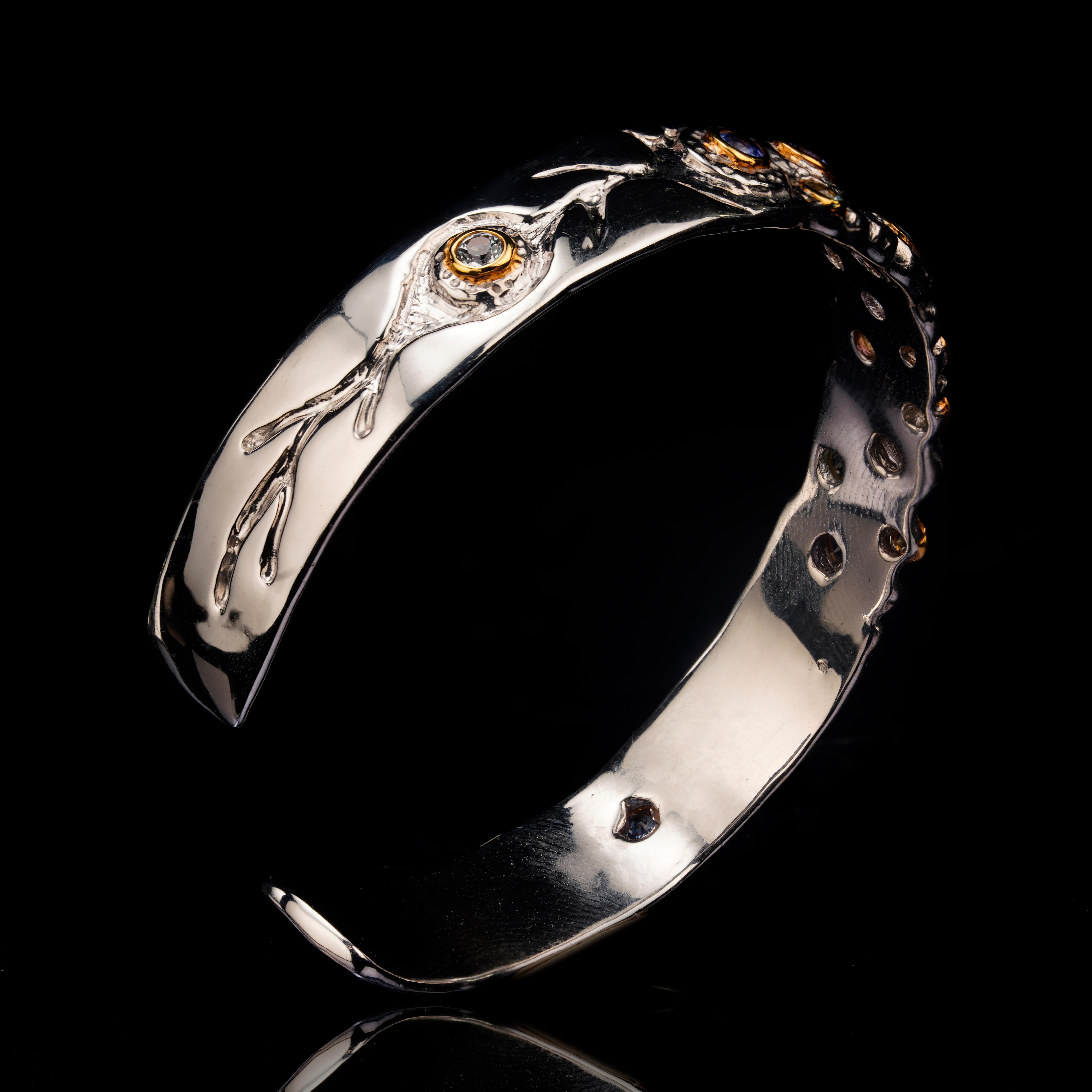 Bracciale fatto a mano in argento 925 con pietre multiple e accenti d'oro In condizioni Nuovo in vendita a New York, NY