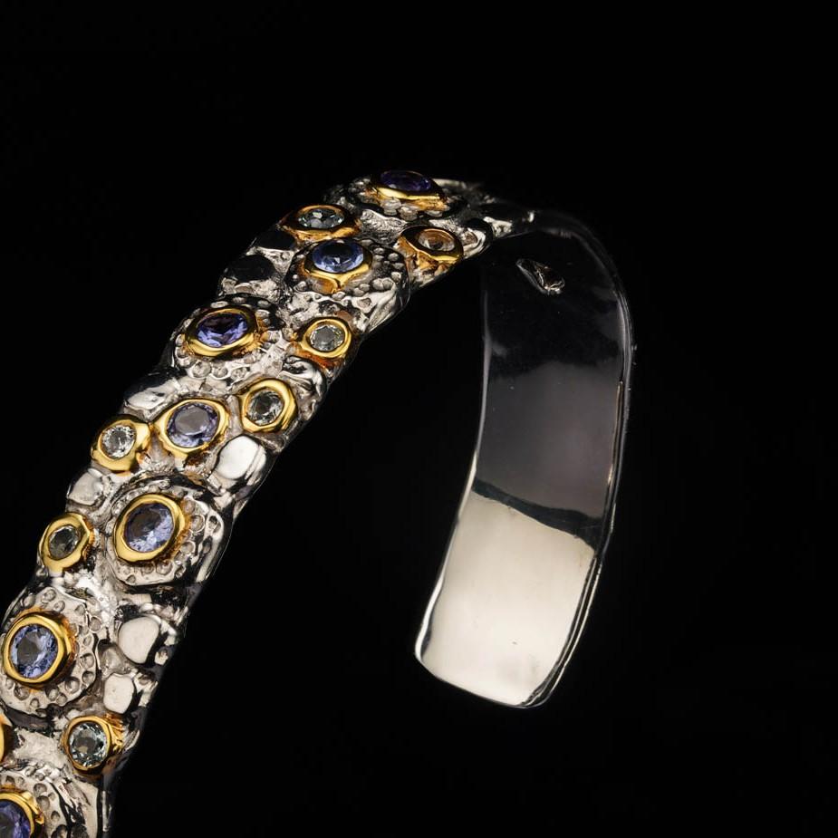 Bracciale fatto a mano in argento 925 con pietre multiple e accenti d'oro in vendita 2