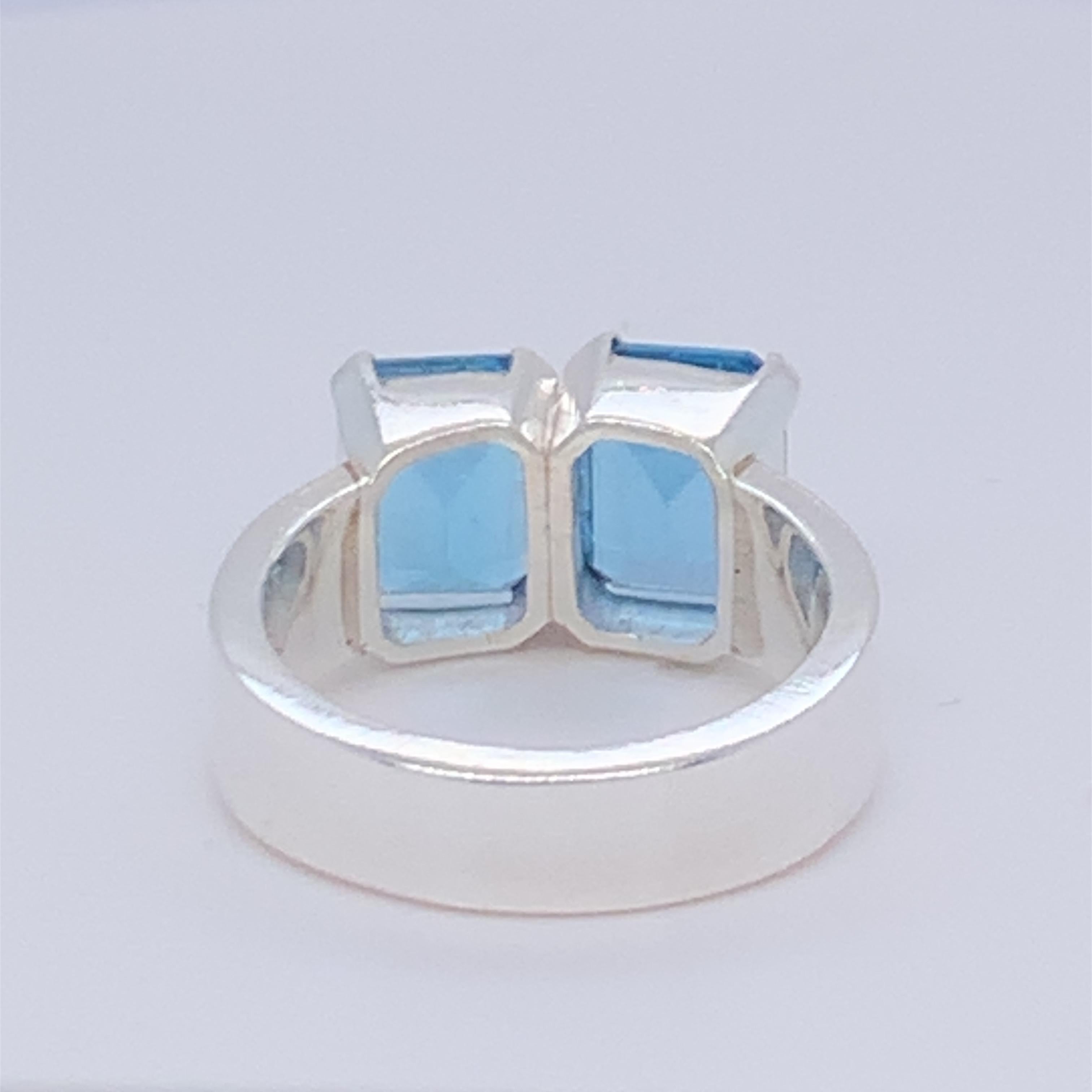 Ring aus handgefertigtem Sterlingsilber mit zwei blauen Topasen im Angebot 5