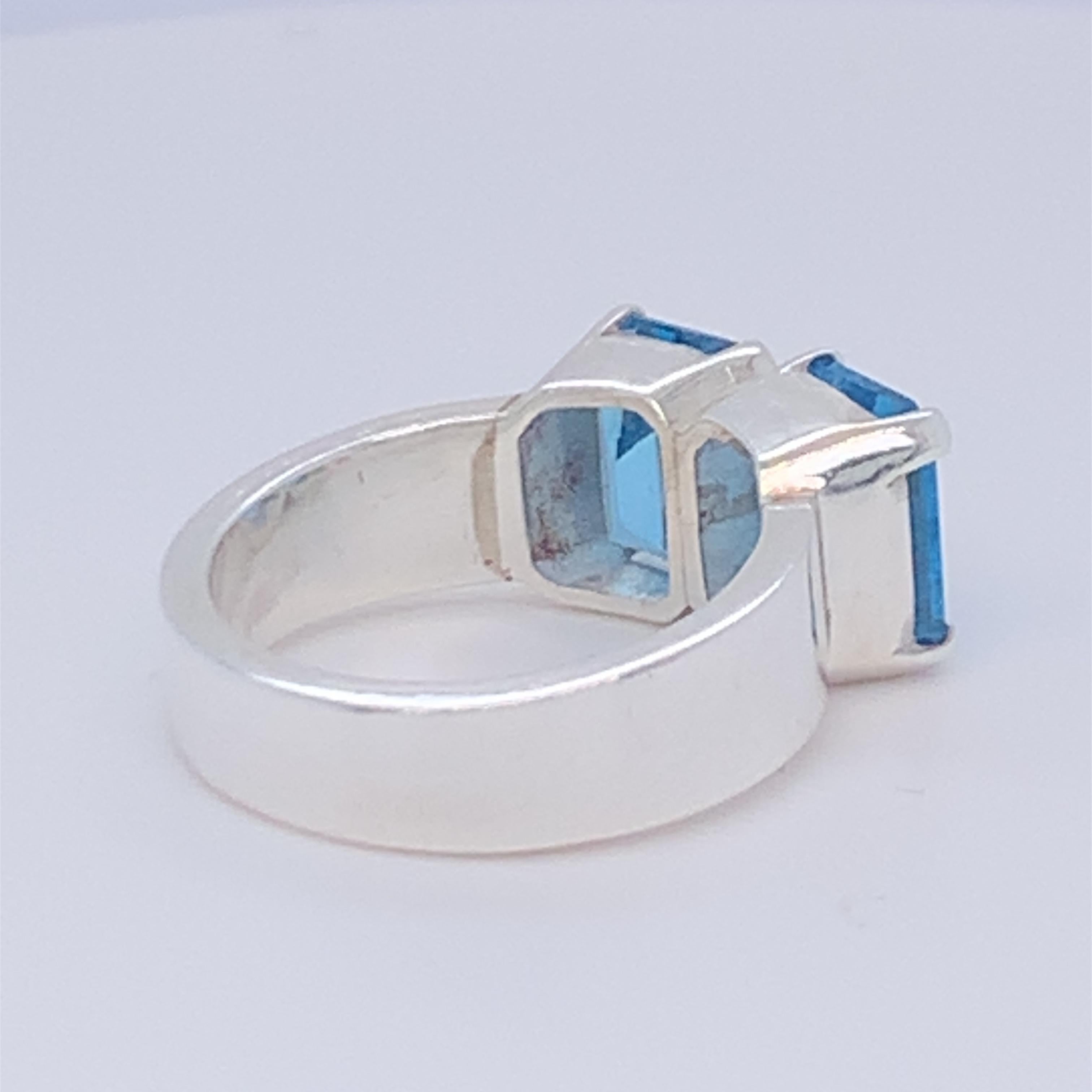 Ring aus handgefertigtem Sterlingsilber mit zwei blauen Topasen im Angebot 6