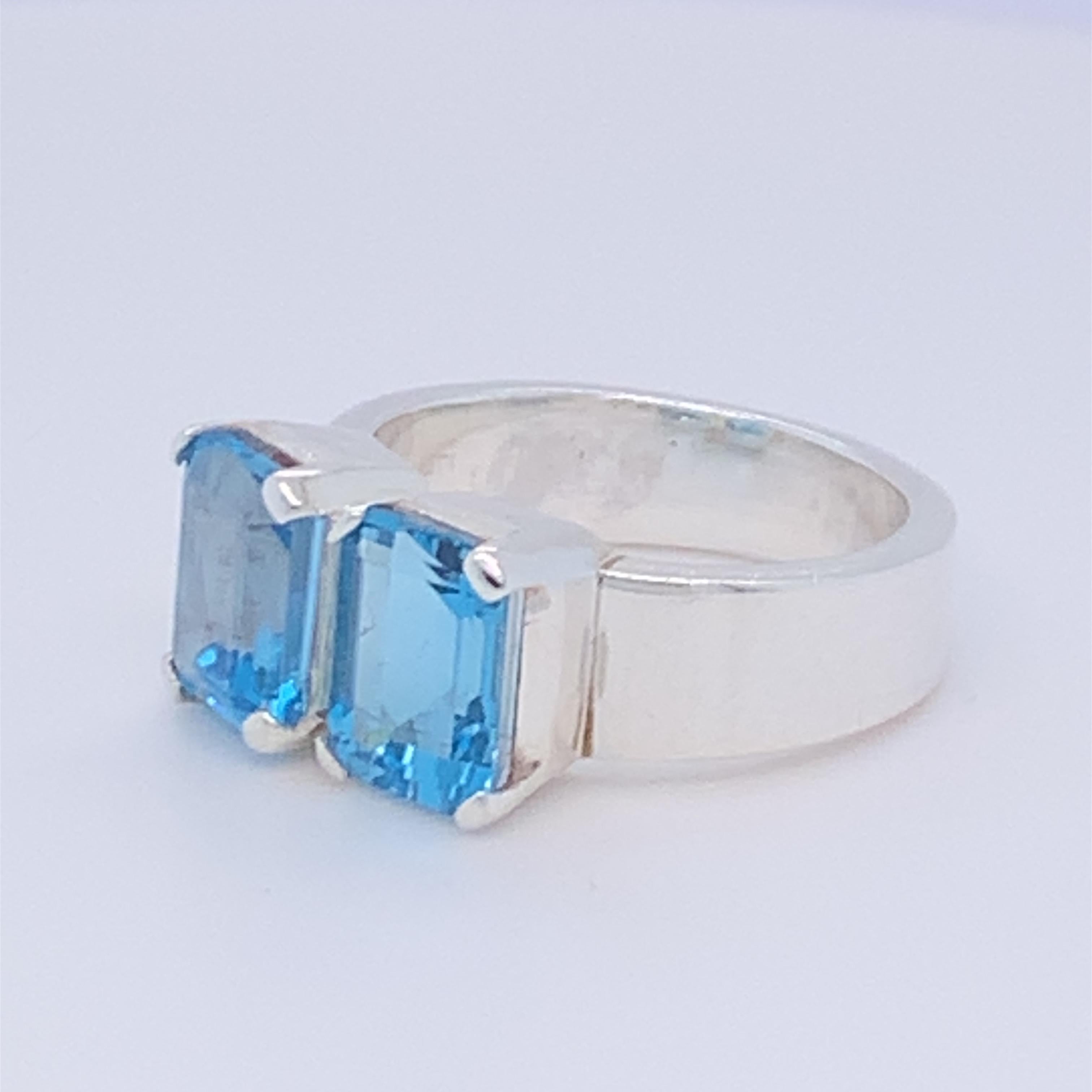 Ring aus handgefertigtem Sterlingsilber mit zwei blauen Topasen (Achteckschliff) im Angebot