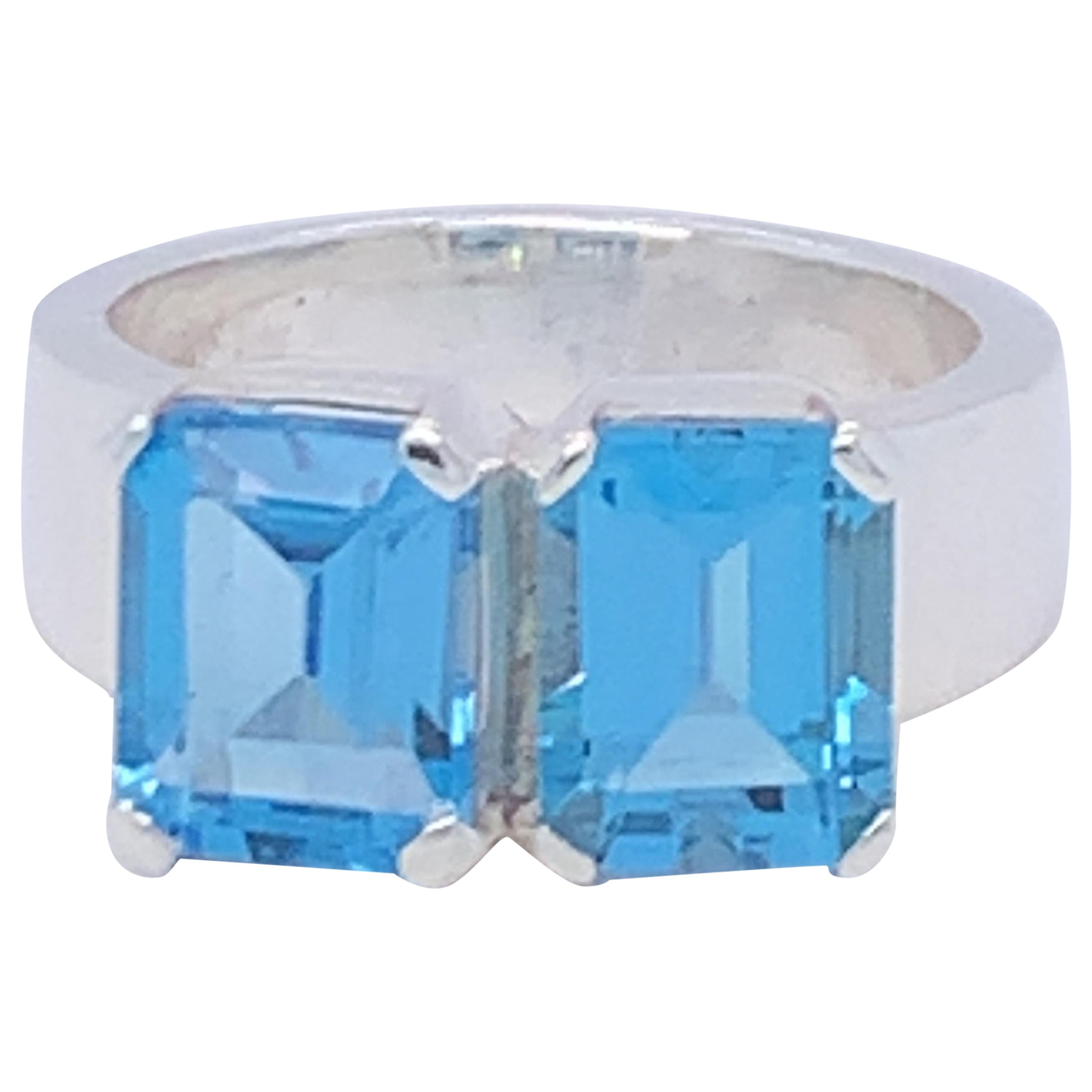 Ring aus handgefertigtem Sterlingsilber mit zwei blauen Topasen im Angebot