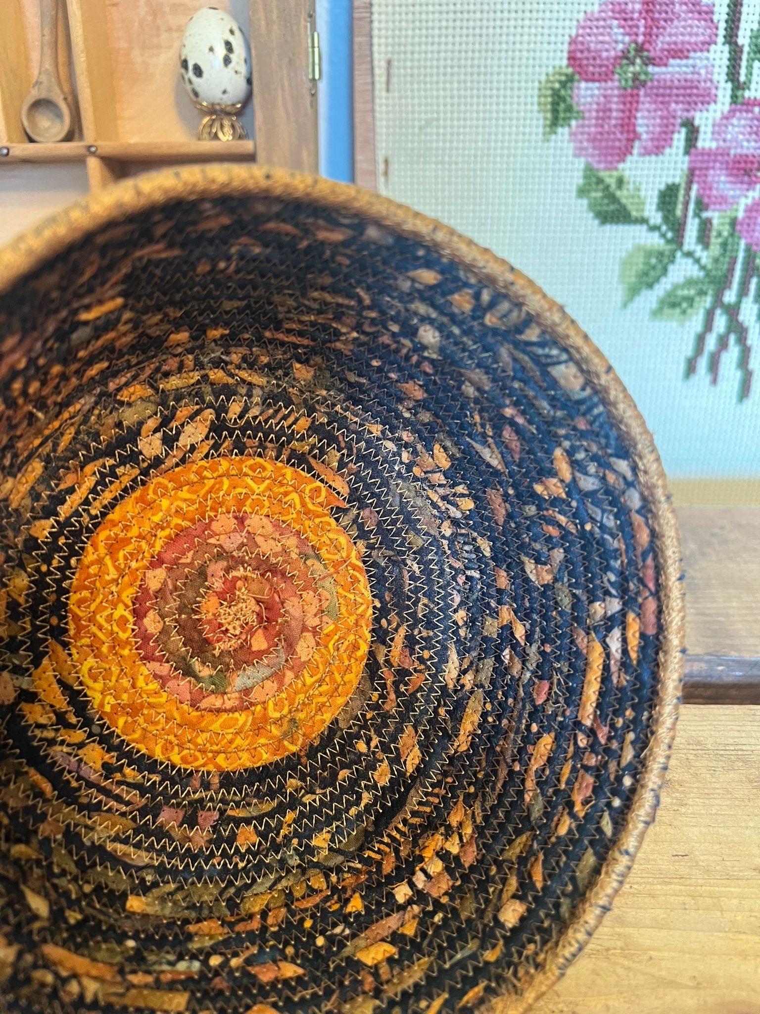 Début du XVIIIe siècle Panier en tissu Stitch by Stitch fait main en vente