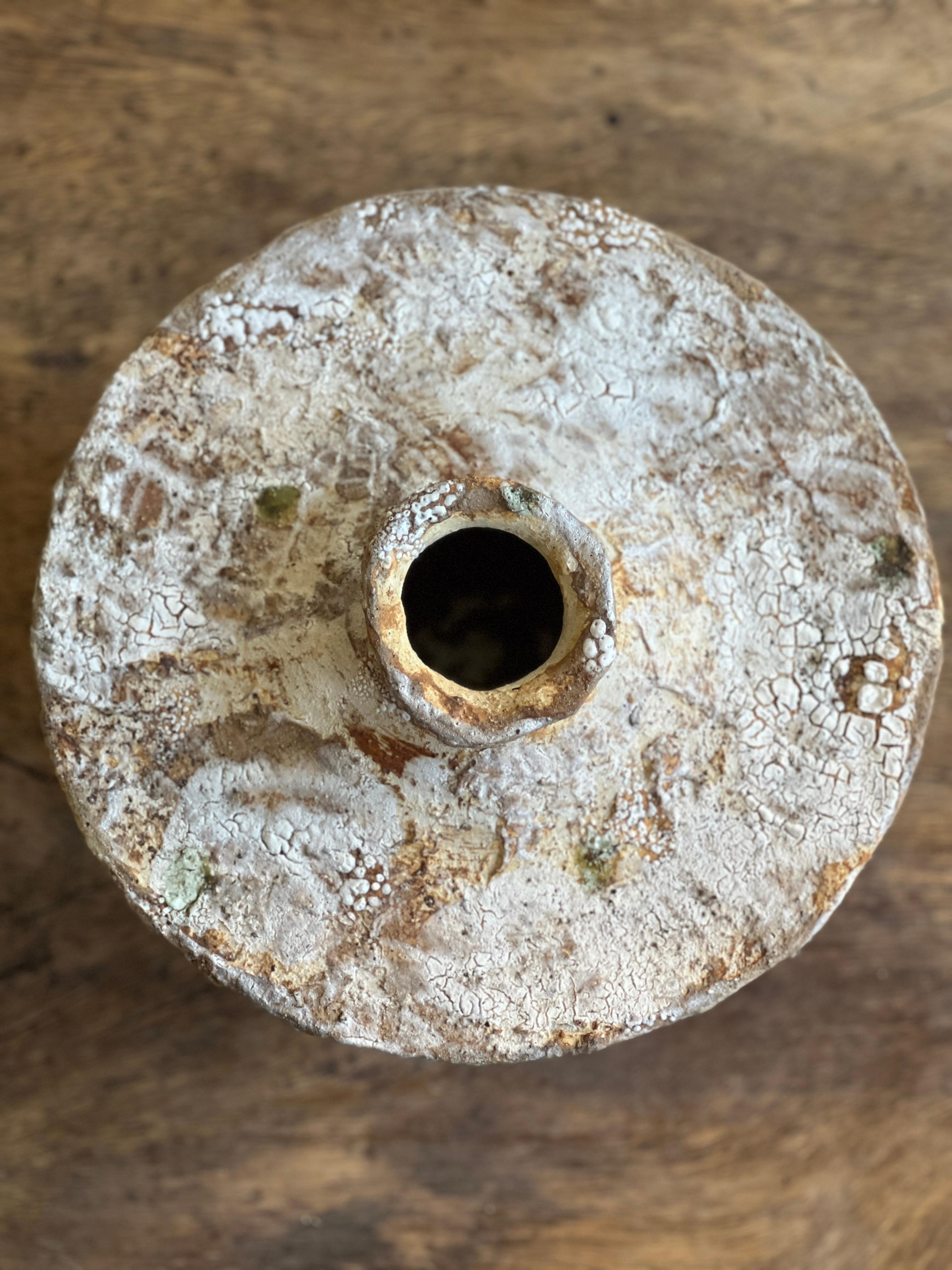 Organico moderno Vaso fatto a mano in gres a spirale in vendita