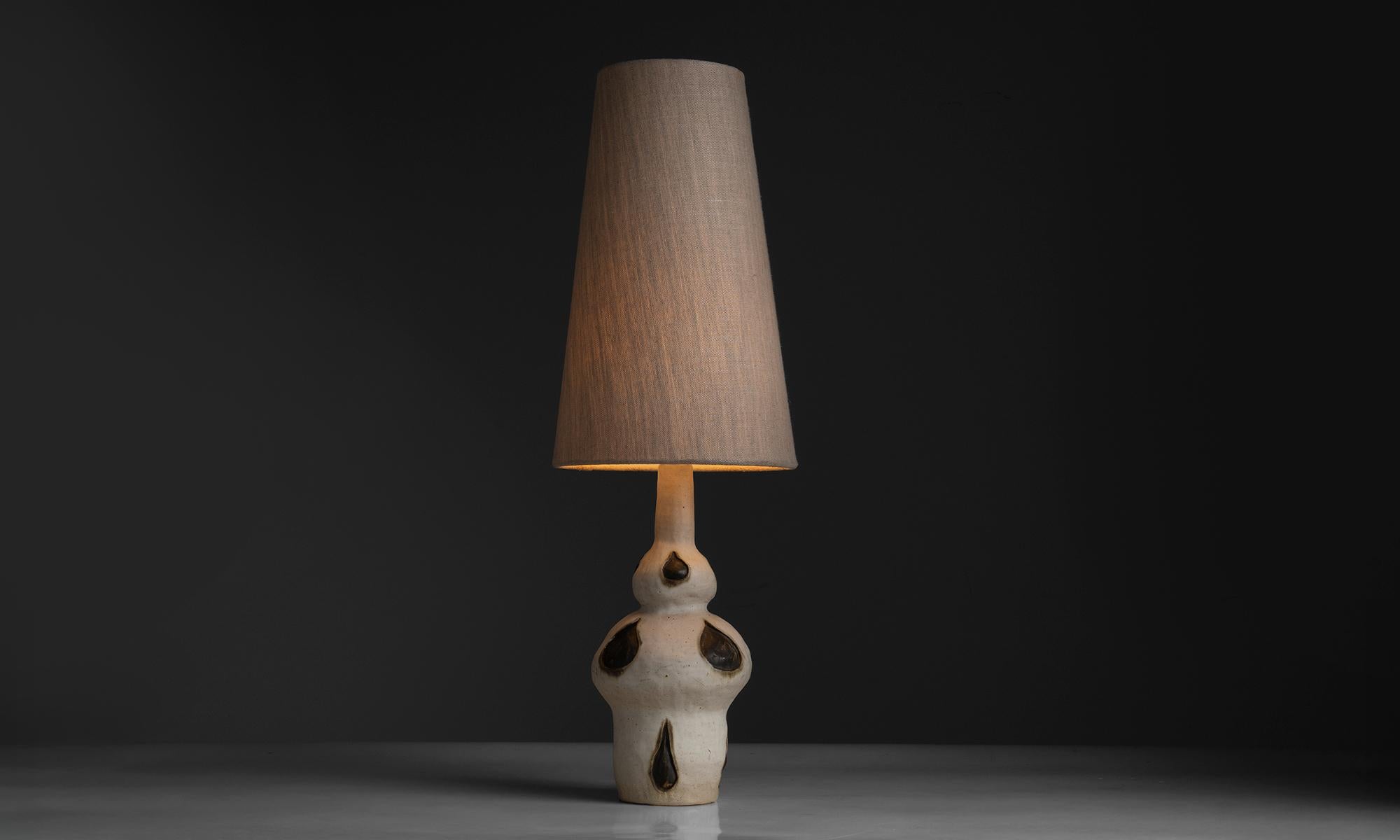 Inghilterra, 1970
Lampada da tavolo in gres ceramico costruita a mano, con dettagli intagliati e smalti dipinti a mano.
10 