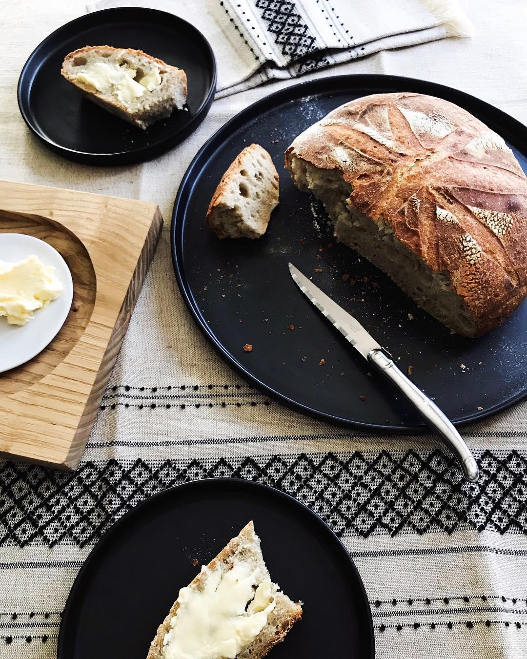 Elegant matte white stoneware with a minimalist design

This tableware combines modern design with artisanal craftsmanship. Perfect for anyone who loves to throw a dinner party or just wants to match a black kitchen decor. These plates and bowls are