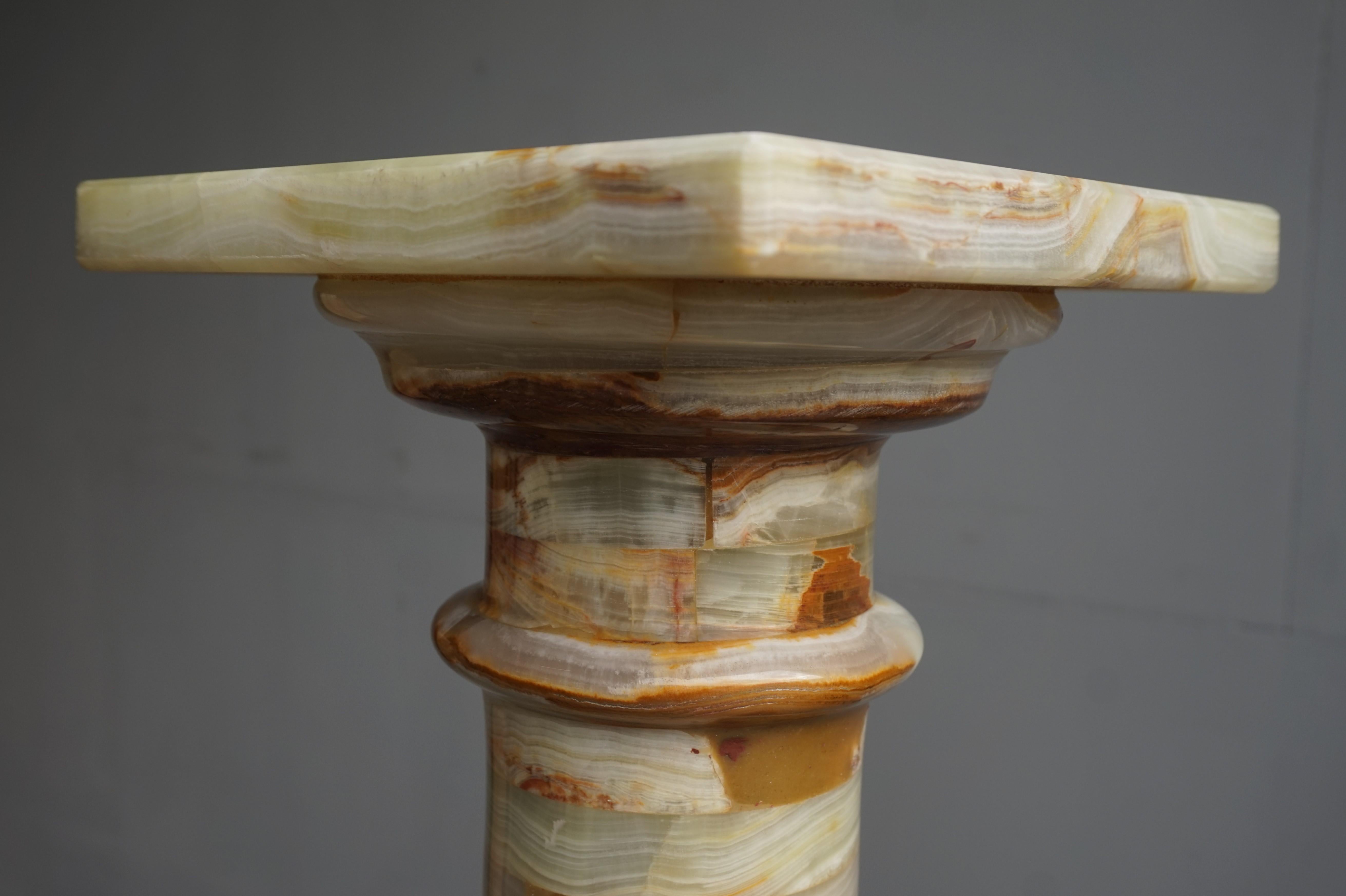Handmade & Stunning Onyx Mineral Stone Tuscan Column Pedestal / Sculpture Stand In Excellent Condition In Lisse, NL