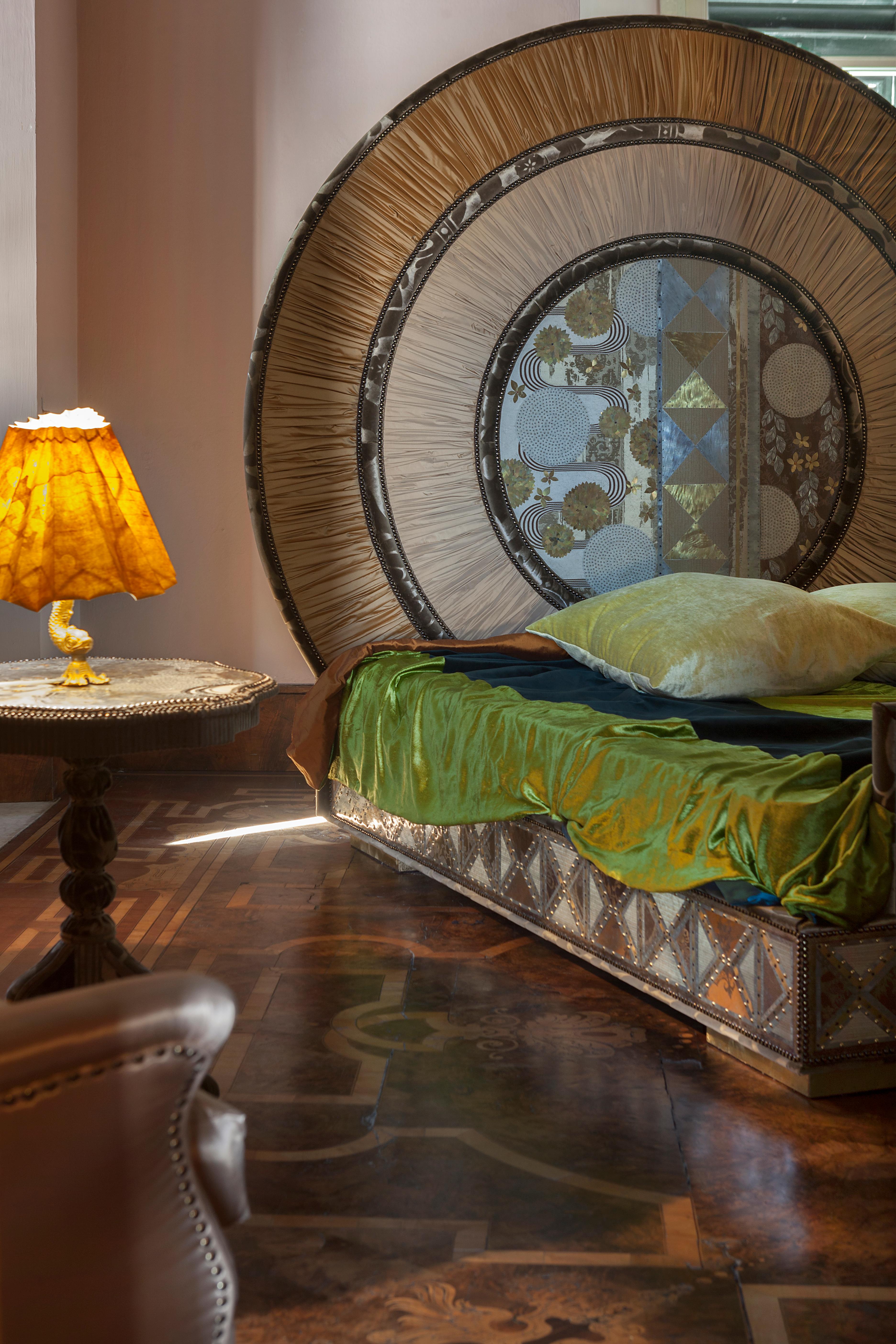 Superbe lit d'artiste de luxe fait à la main Neuf - En vente à Paris, FR