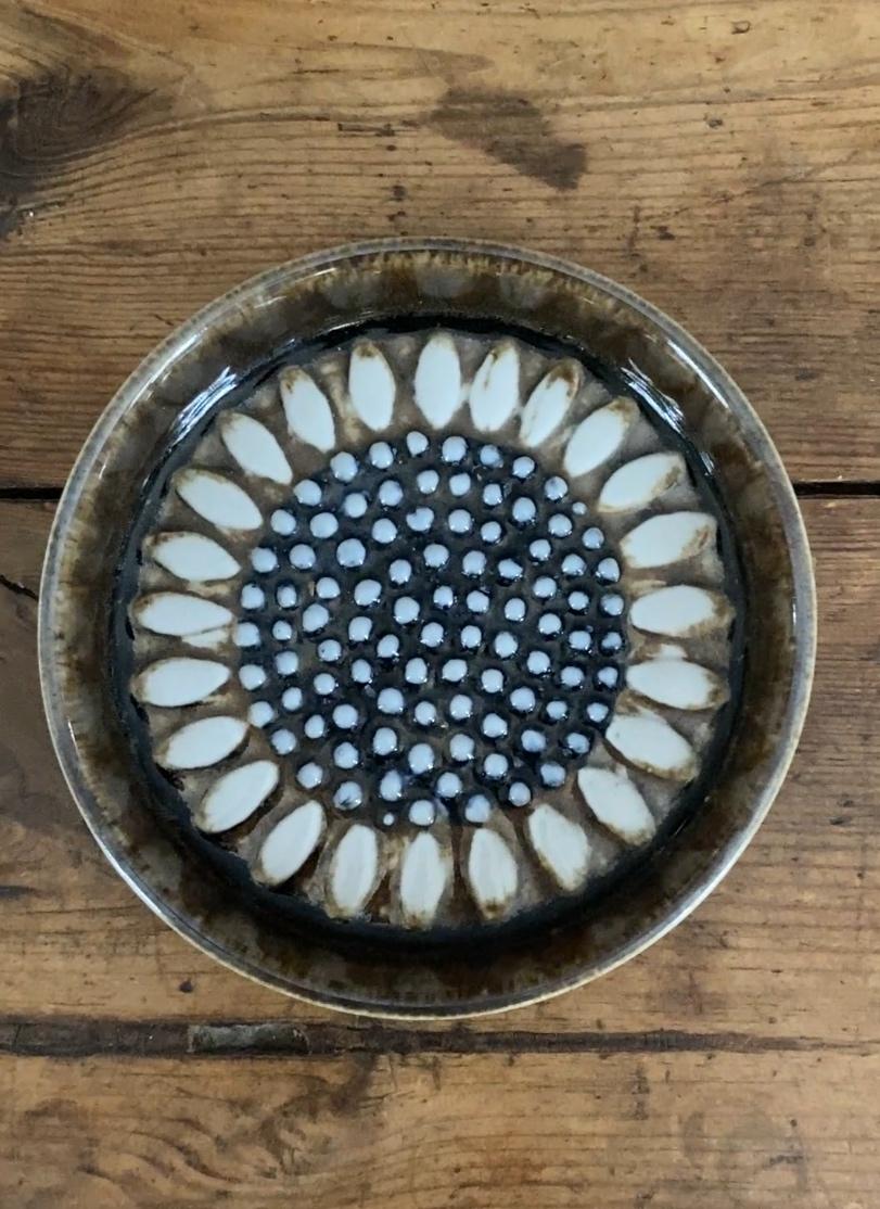 Plato Girasol hecho a mano por Sylvia Leuchovius para Rörstrand Atelier, Suecia 1971 Moderno de mediados de siglo en venta