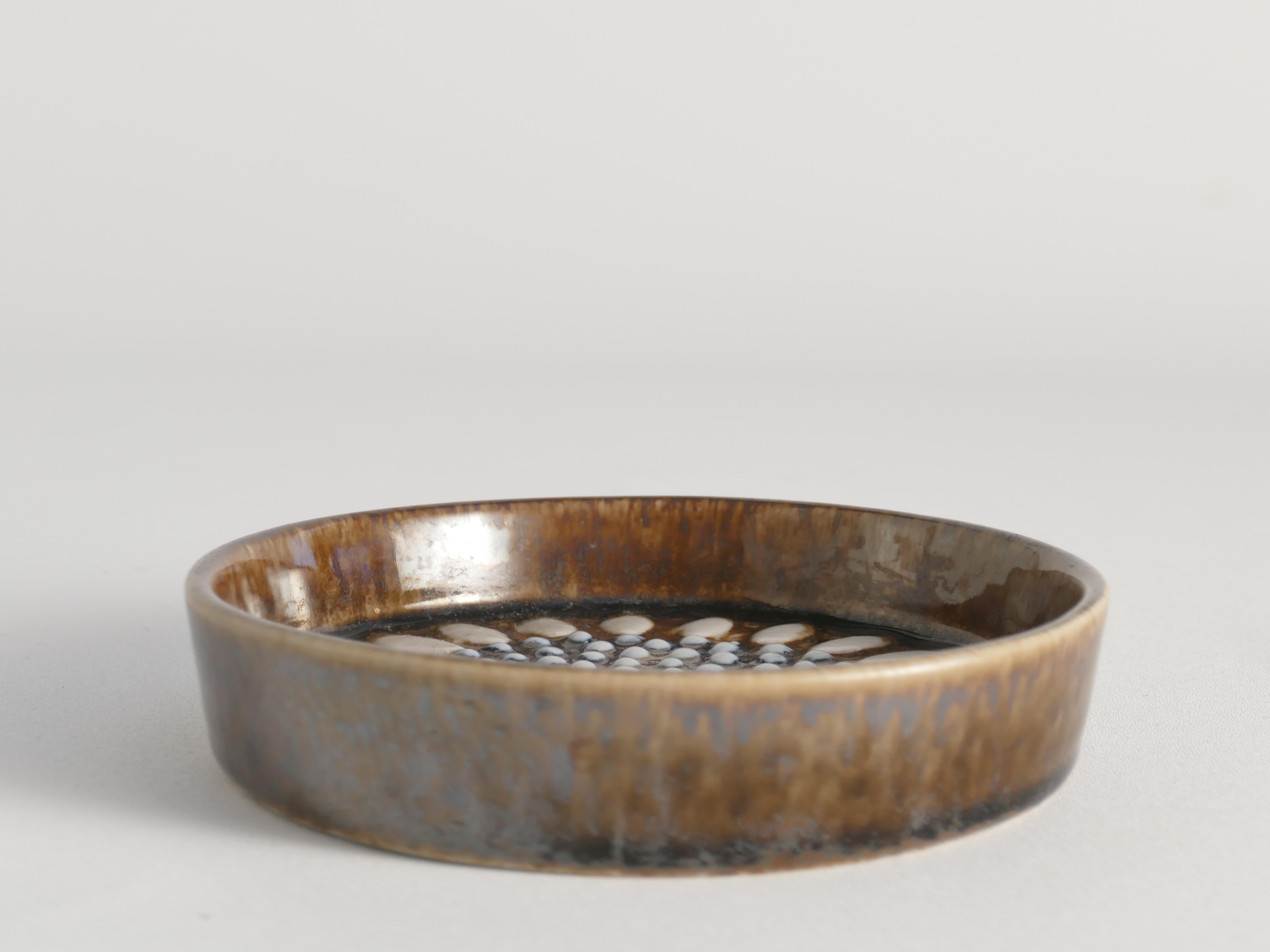Plato Girasol hecho a mano por Sylvia Leuchovius para Rörstrand Atelier, Suecia 1971 Sueco en venta