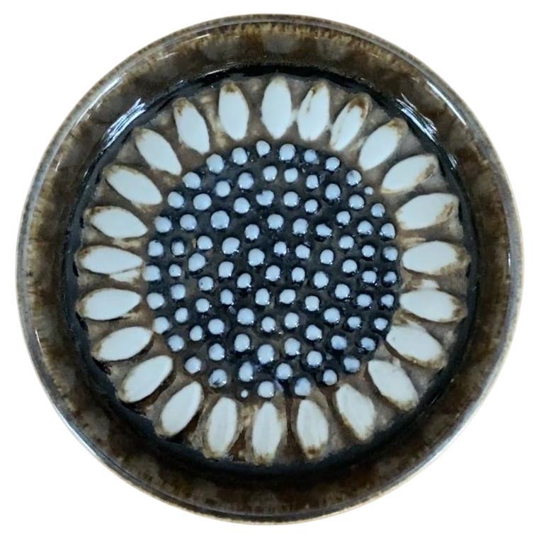 Plato Girasol hecho a mano por Sylvia Leuchovius para Rörstrand Atelier, Suecia 1971 en venta
