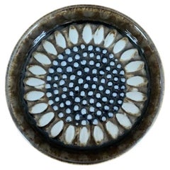 Assiette en forme de tournesol faite à la main par Sylvia Leuchovius pour Rörstrand Atelier, Suède 1971