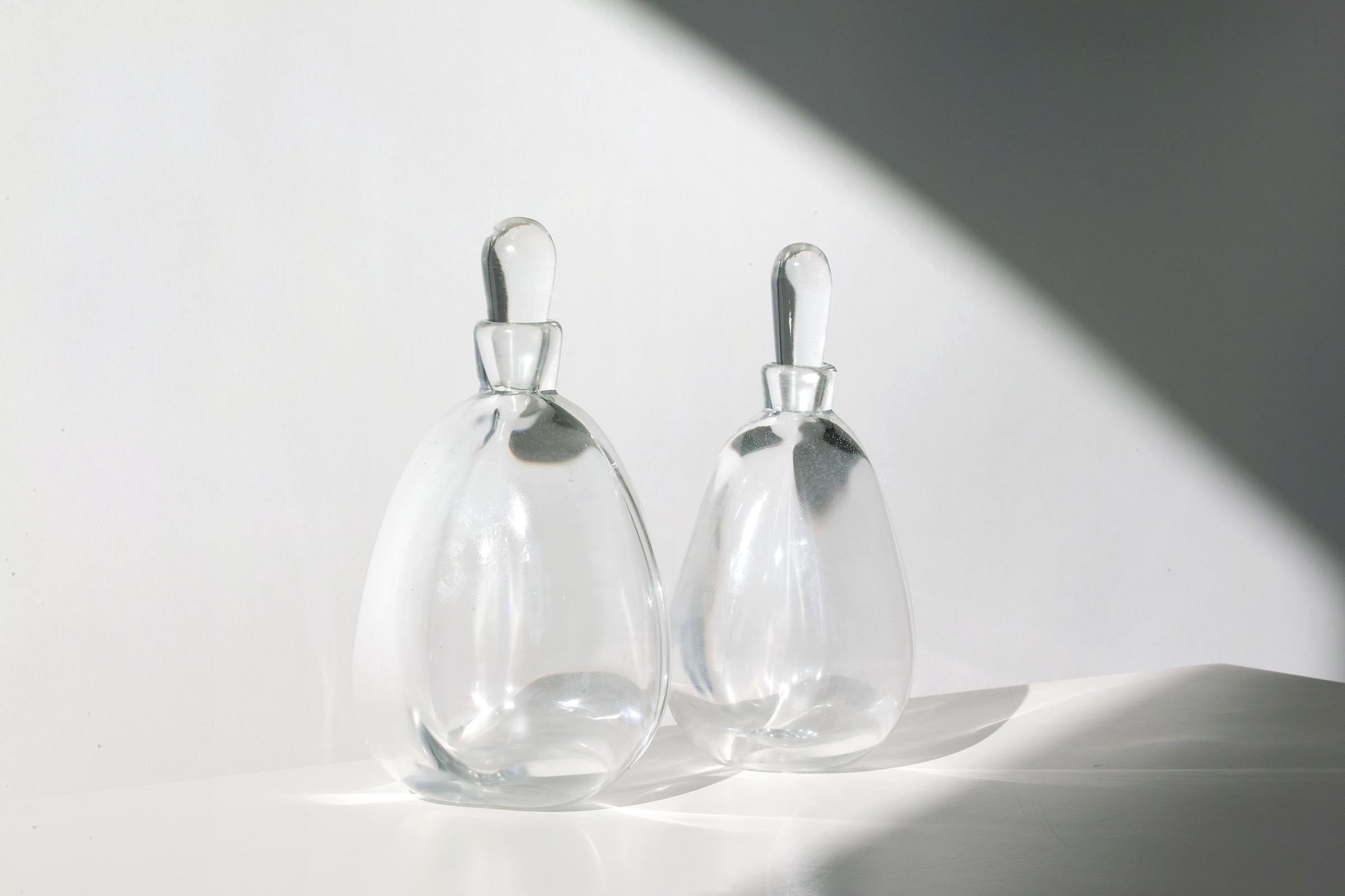 Handgefertigte schwedische Kunstglasflaschen von Vicke Lindstrand (Geblasenes Glas) im Angebot