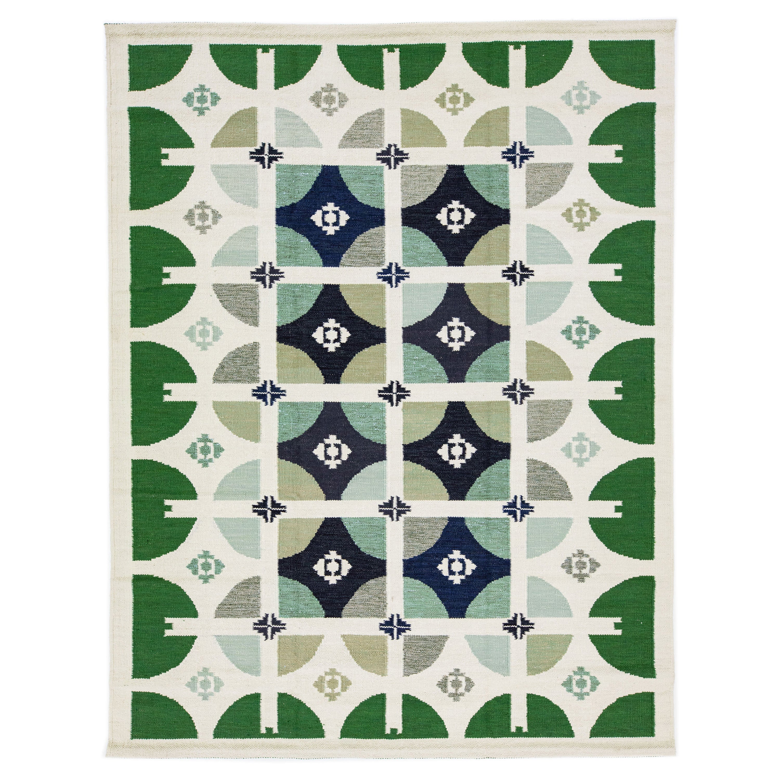 Alfombra moderna de lana de estilo sueco hecha a mano con motivo abstracto verde geométrico en venta