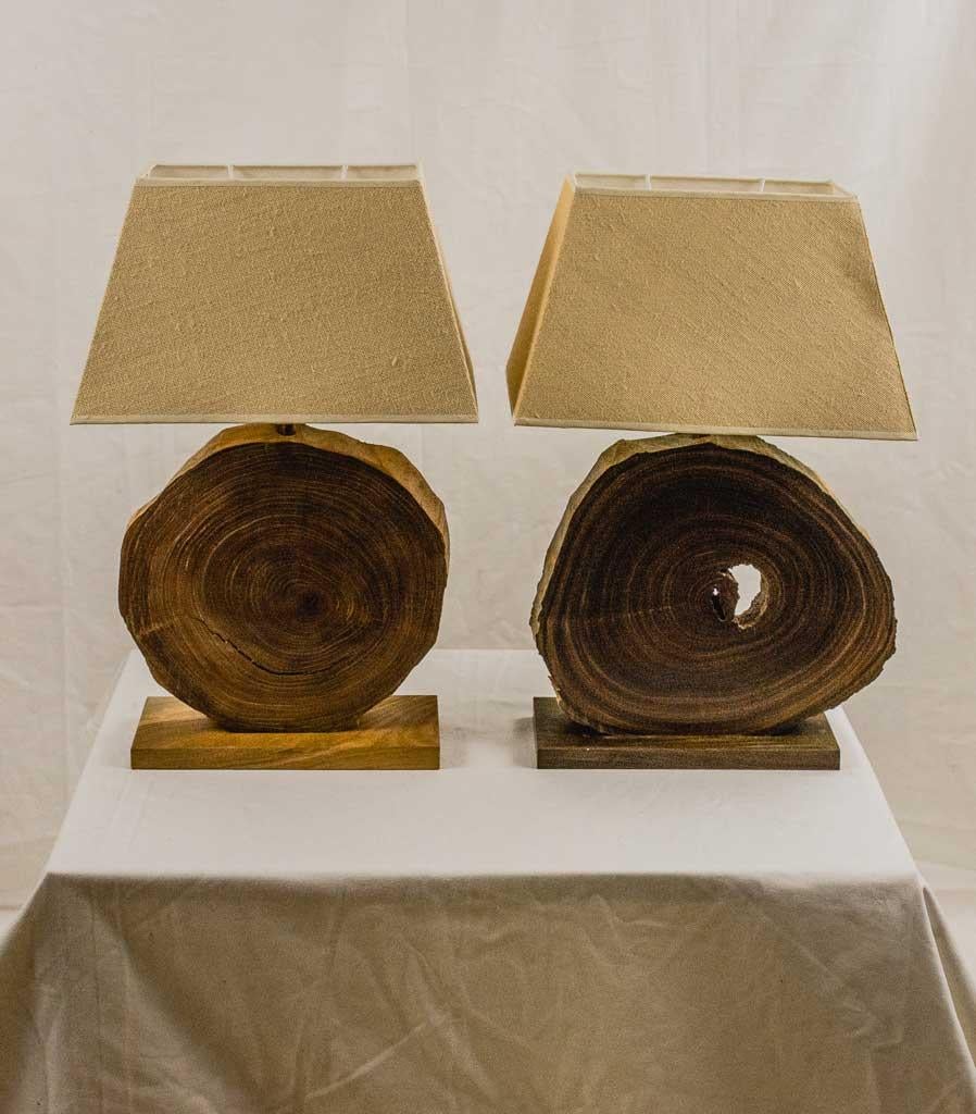 Lámpara hecha a mano con madera maciza de palo santo, totalmente natural. Con sistema eléctrico adaptado a los sistemas americano y europeo. Las dos lámparas se venden por separado, la lámpara no incluye bombilla ni pantalla (pero si te interesa