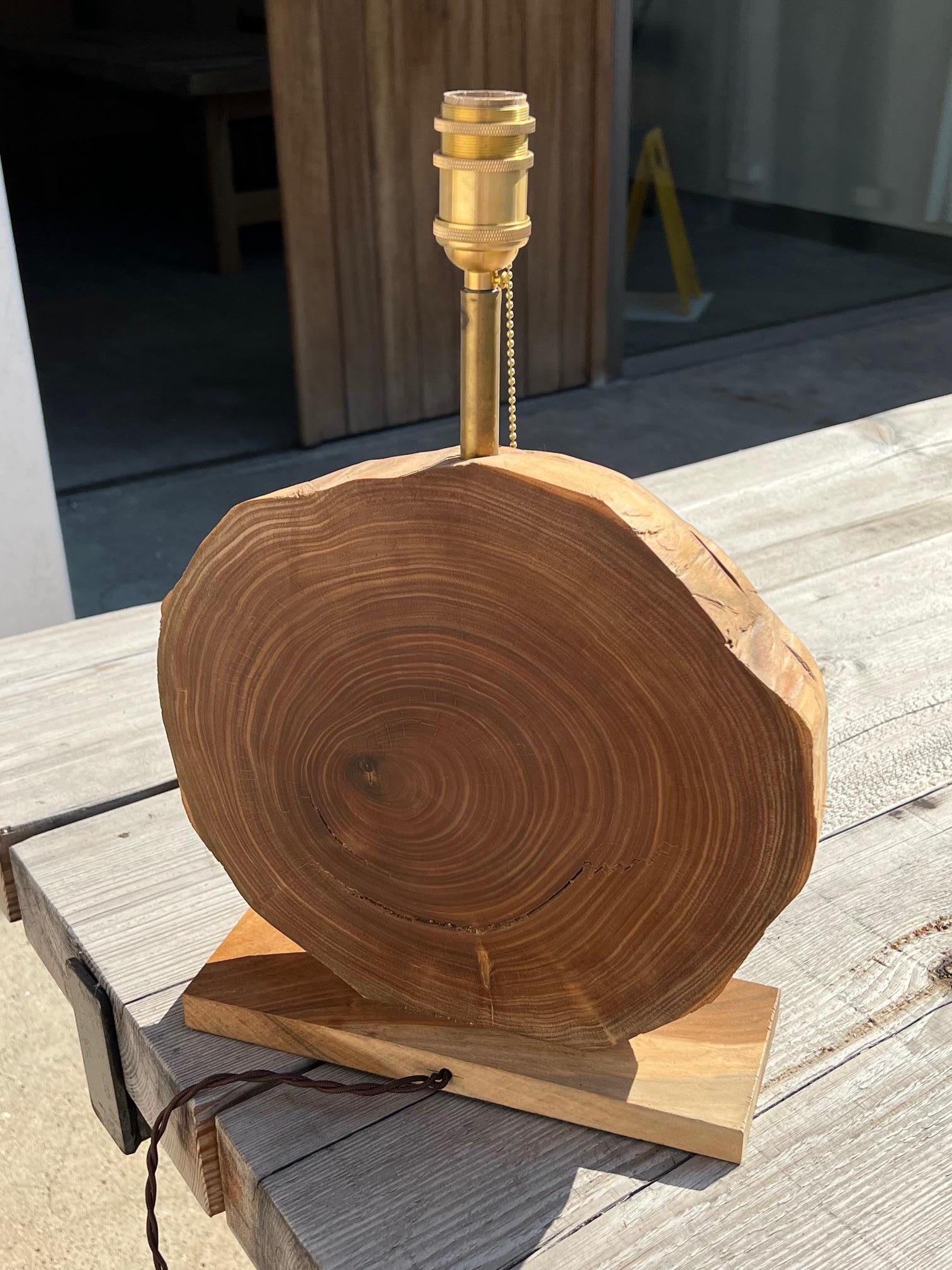 Lámpara de mesa hecha a mano en madera de Palo Santo, Wabi Sabi Home Latón en venta