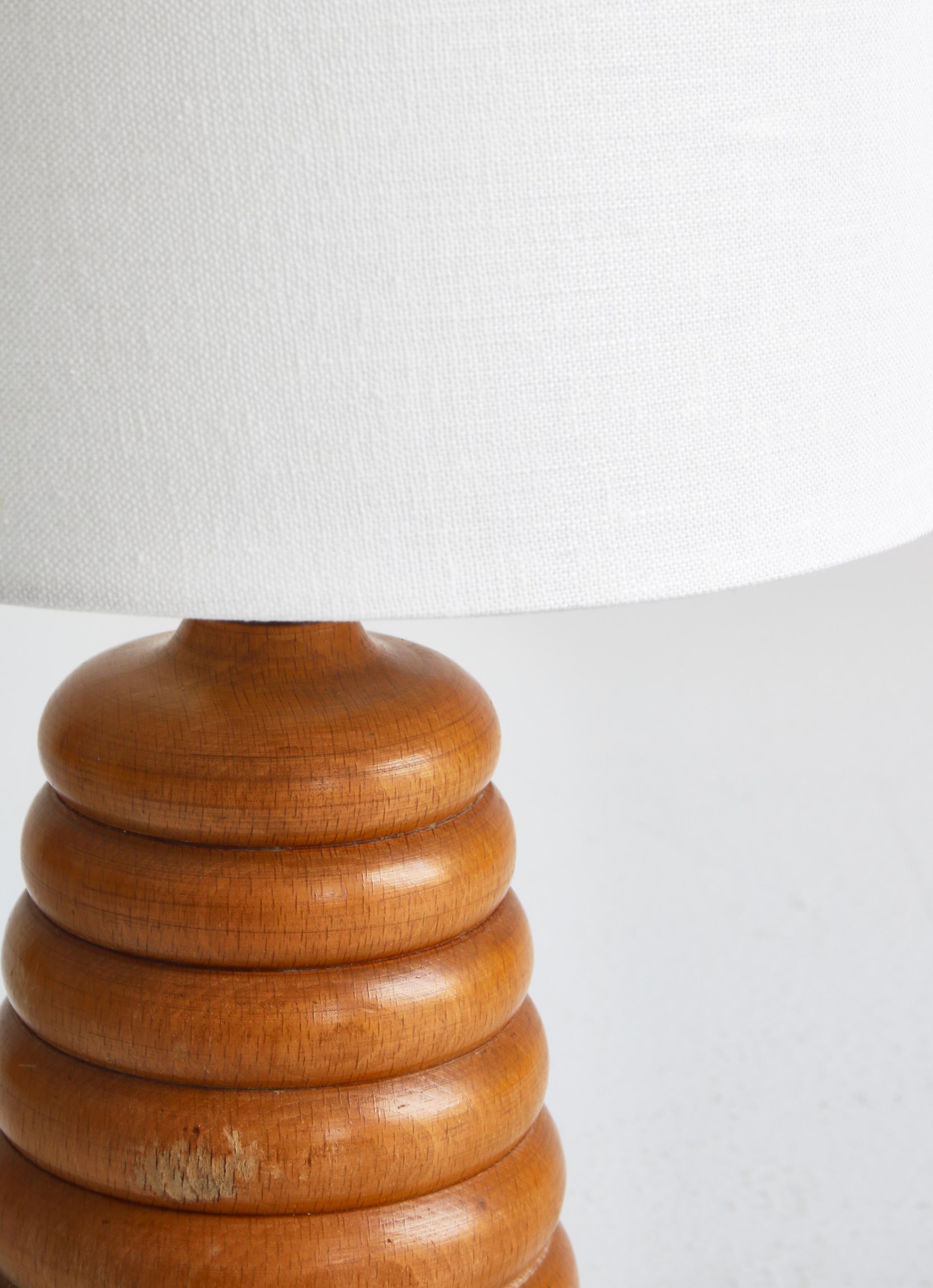 Handmade Table Lamp in Turned Beechwood Scandinavian Modern, Denmark, 1950s In Good Condition For Sale In Odense, DK