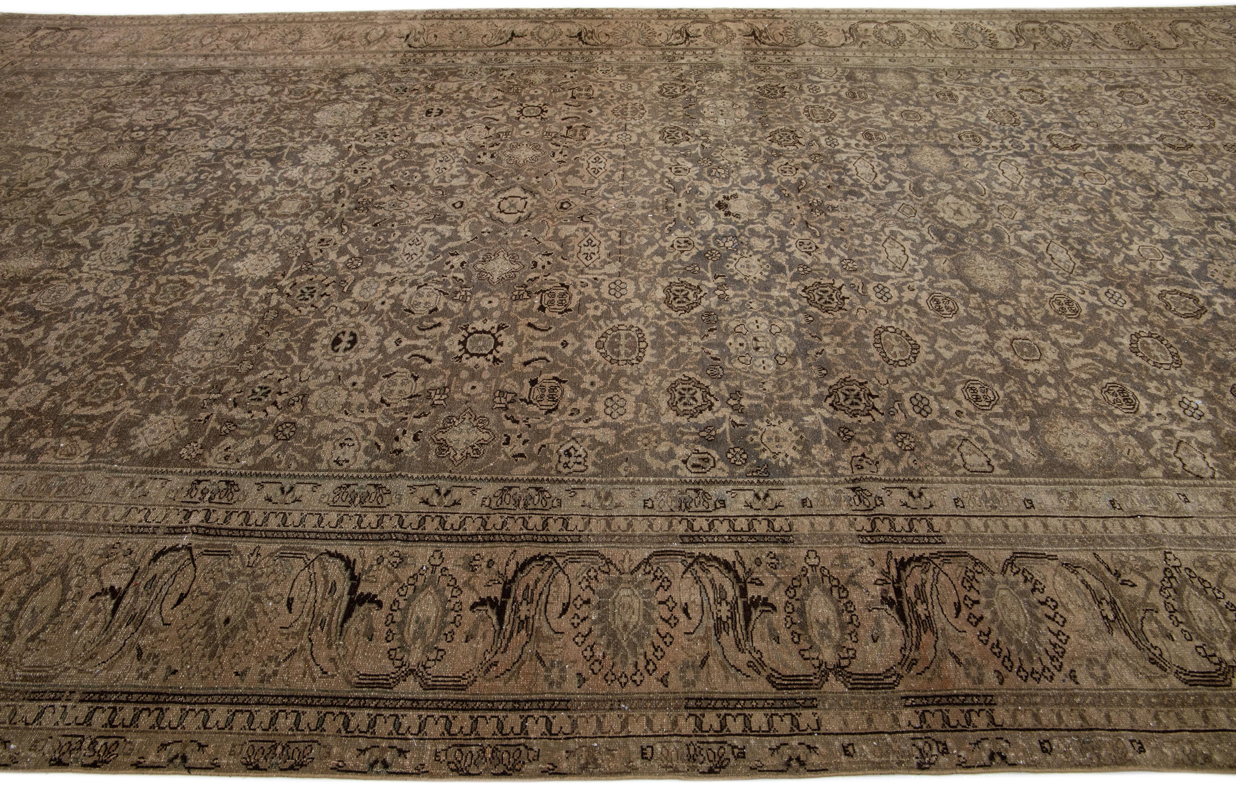 Noué à la main Tapis persan en laine Tabriz 1900, fait à la main, marron avec motif Allover en vente