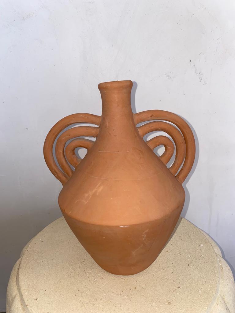 Handmade tamegroute vase 4 by Contemporary Orientalism
Dimensions: D 20 x H 25 cm
Materials: Pottery of tamegroute natural handmade.

