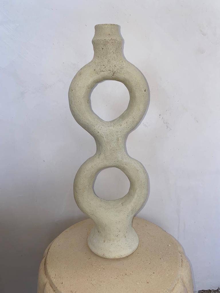Vase Tamegroute 5 fait à la main par l'Orientalisme contemporain.
Dimensions : D 20 x H 48 cm.
Matériaux : Poterie de tamegroute naturelle faite à la main.

