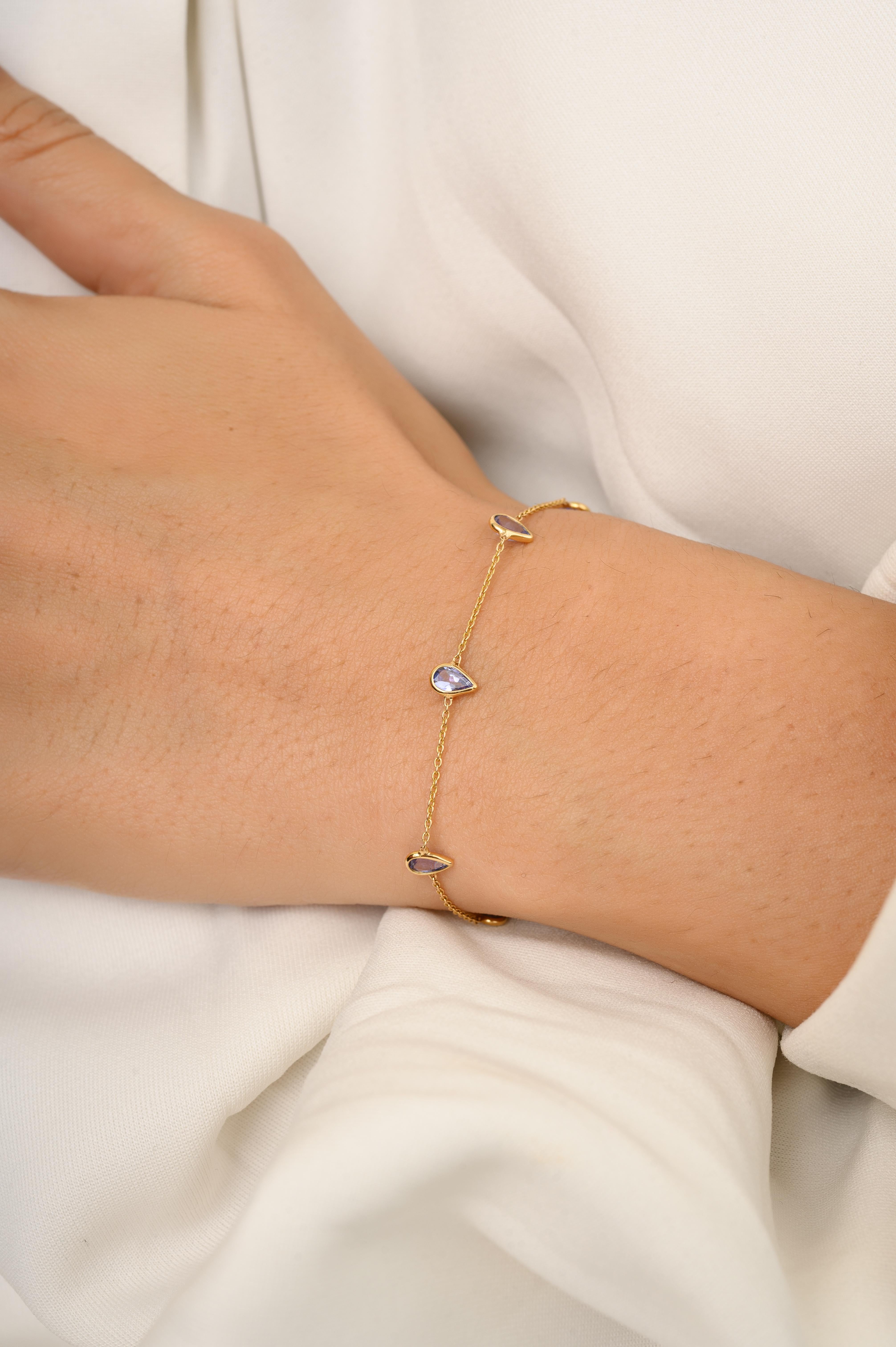 Ce bracelet de pierres précieuses Tanzanite fait main en or 18 carats présente 1,56 carats de tanzanite naturelle étincelante à l'infini. Il mesure 7 pouces de long. 
La tanzanite apporte énergie, calme et bonheur dans la vie.
Conçue avec une