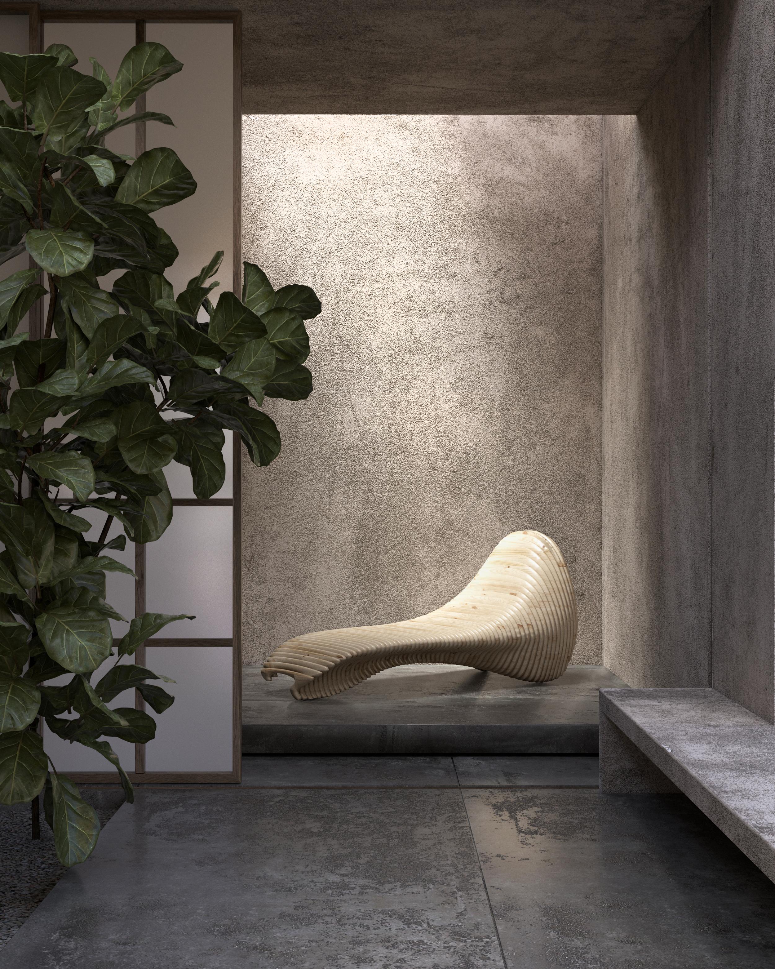 Questa sedia solare parametrica scultorea in teak di John Brevard, realizzata a mano, fa parte di una serie di 25 pezzi della collezione. A differenza di altri pezzi contemporanei, questo pezzo è realizzato a mano e presenta l'usura e la forma di un