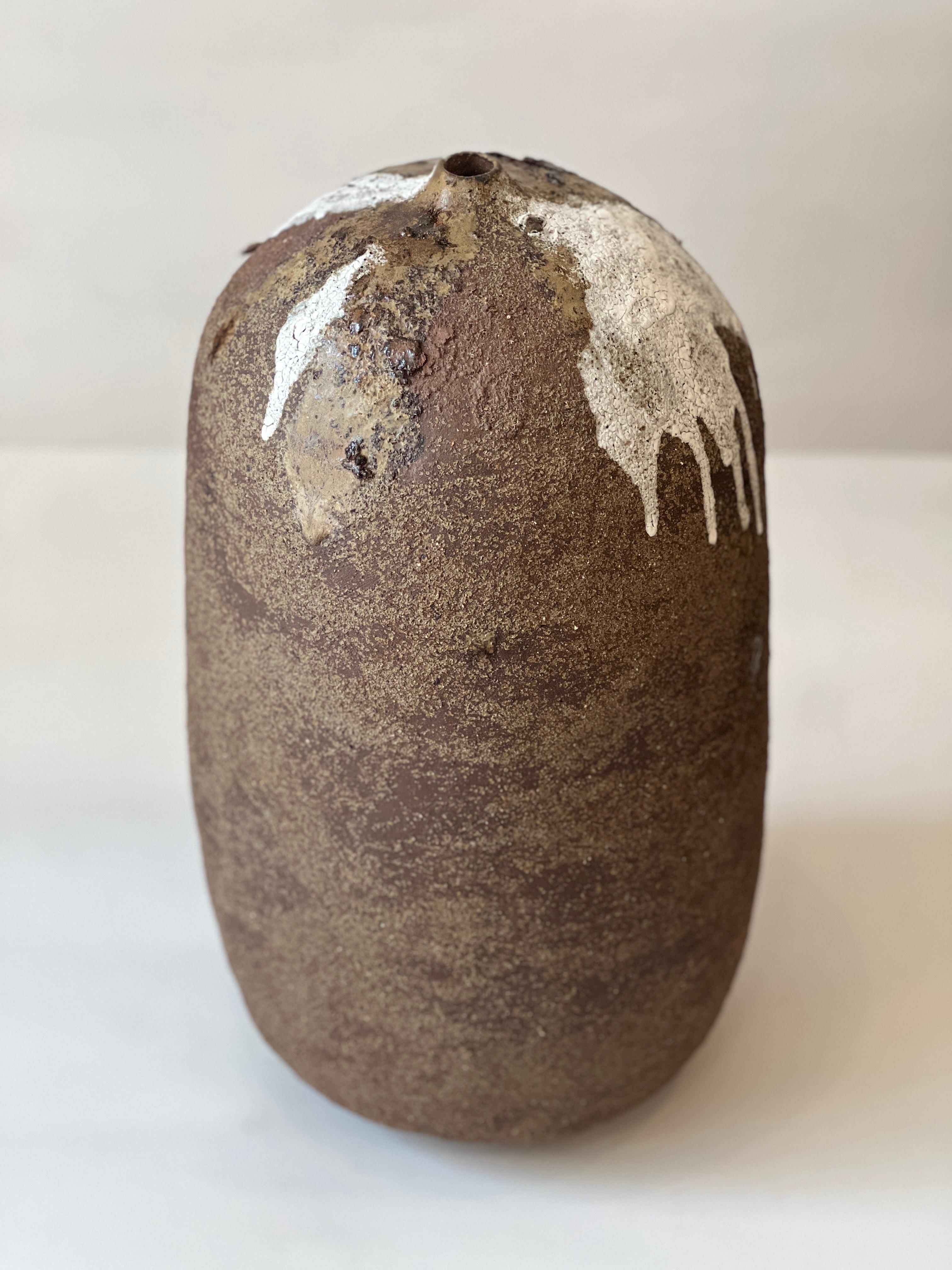 Handgefertigte Terrakotta-Vase mit Esche glasiert (Organische Moderne) im Angebot