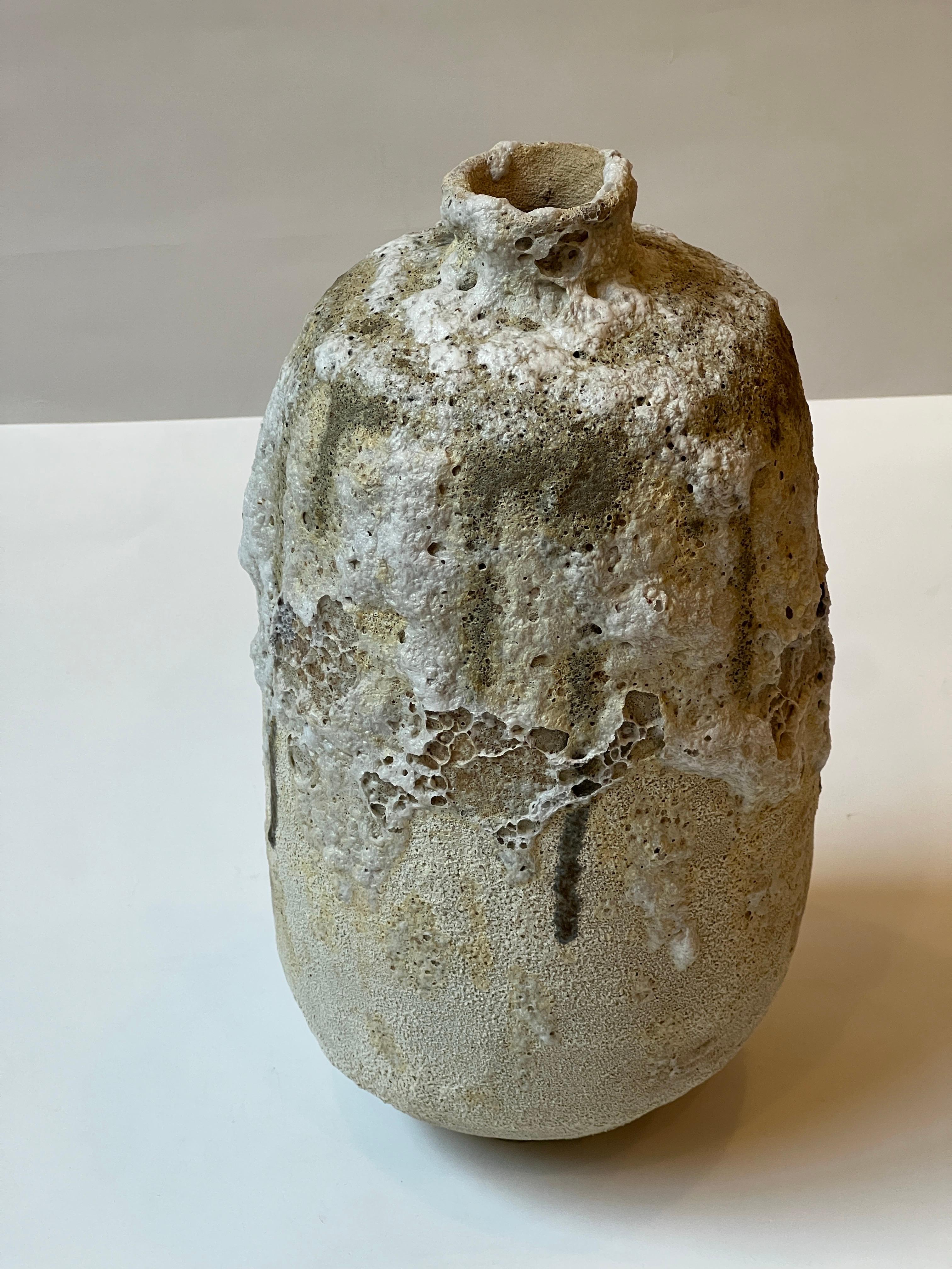 Grand vase émaillé en forme de cratère réalisé par Studio. 