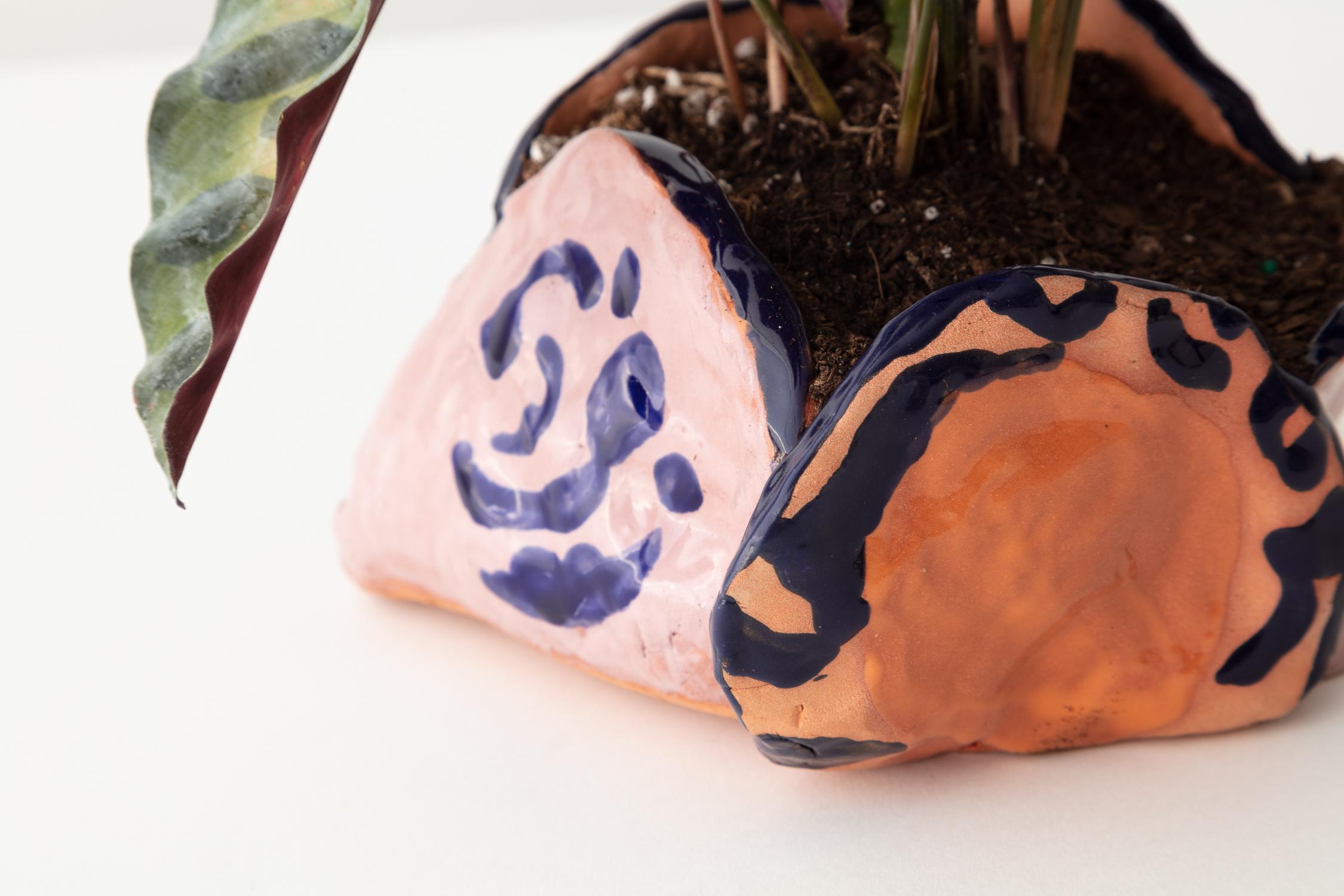 Handgefertigter Terrakotta-Pflanzgefäß „Tulpentopf“ im Zustand „Neu“ im Angebot in Brooklyn, NY