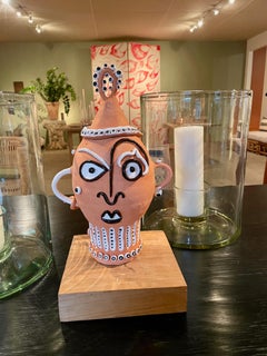 Handgefertigte Terrakotta-Urne mit abstraktem Gesicht