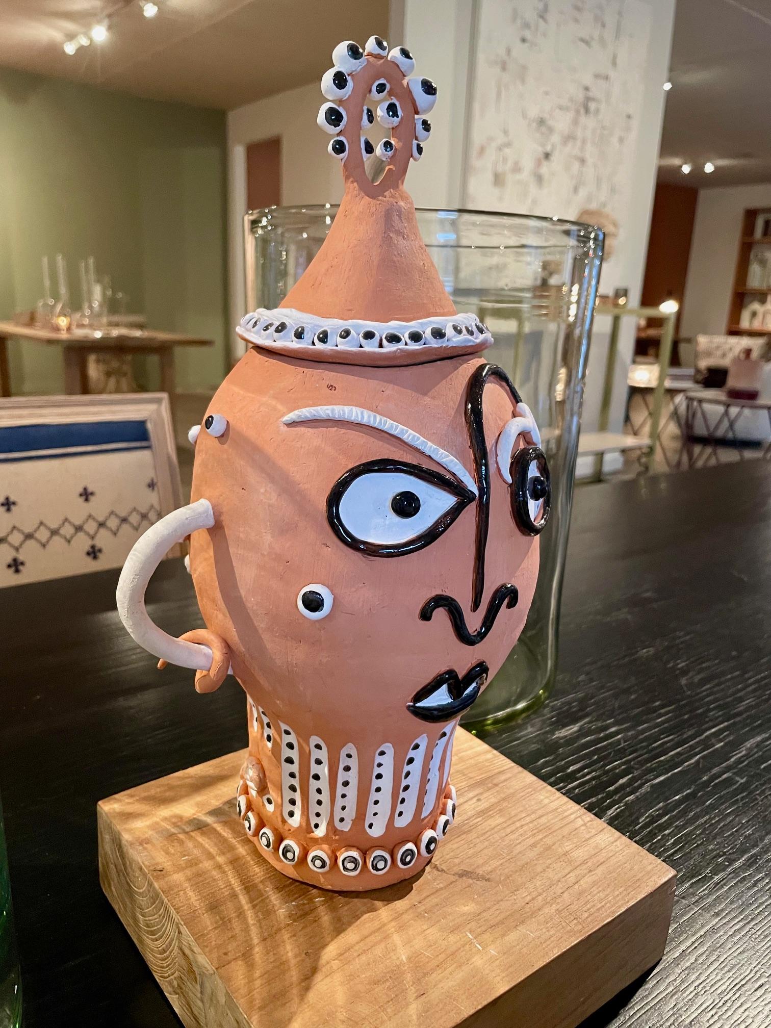 Australiano Urna in terracotta fatta a mano con volto astratto in vendita