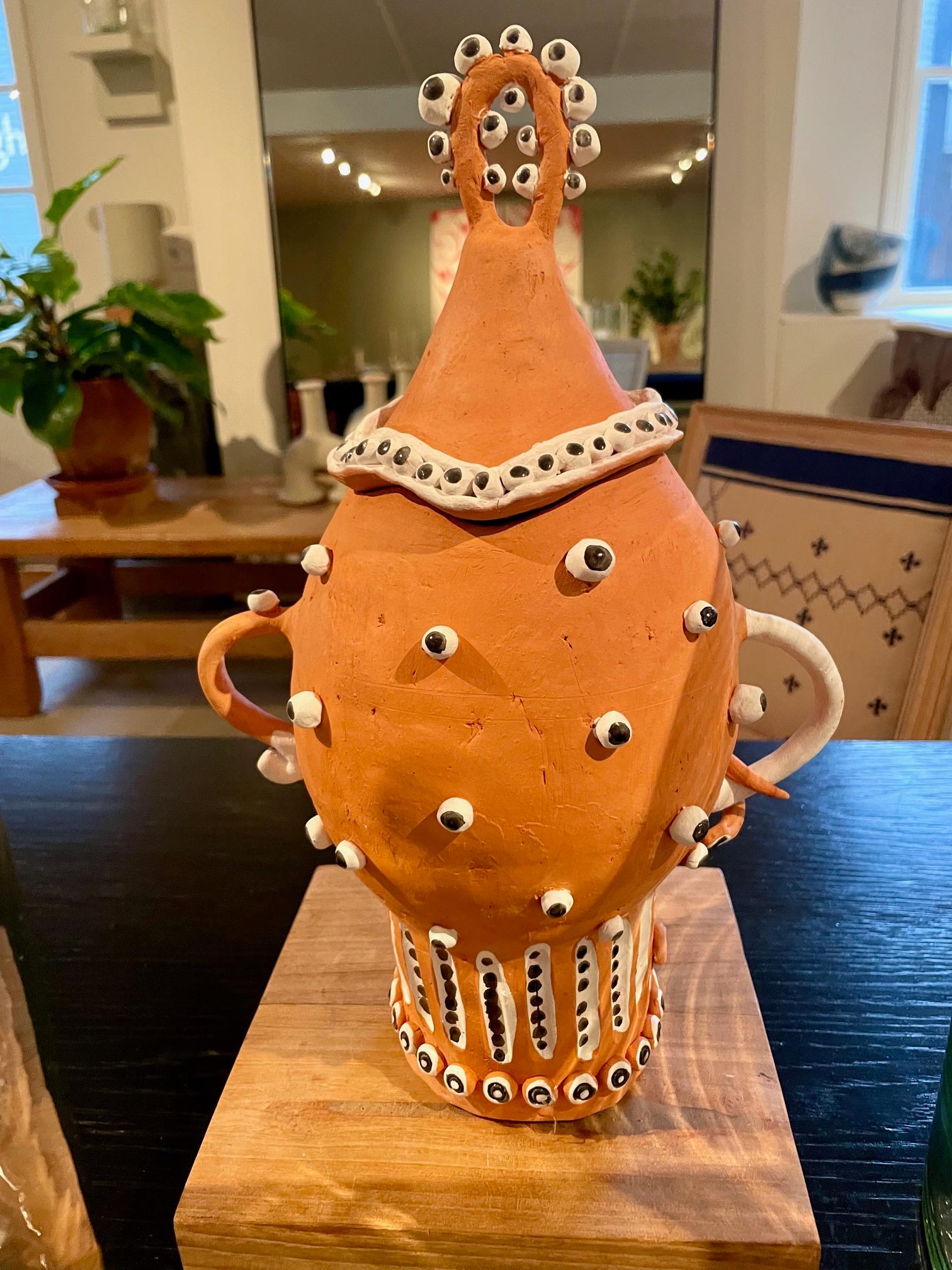Cotto in fornace Urna in terracotta fatta a mano con volto astratto in vendita