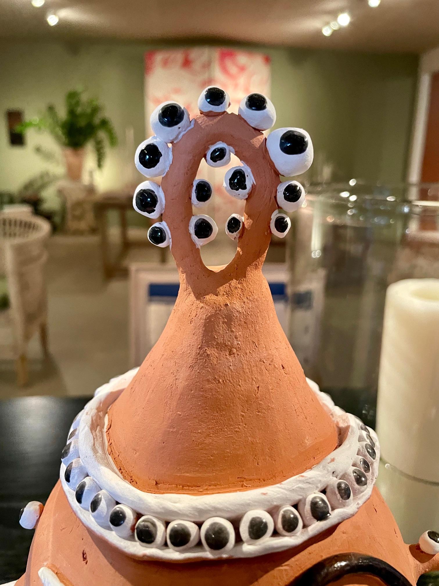 Urna in terracotta fatta a mano con volto astratto In condizioni ottime in vendita a Millbrook, NY