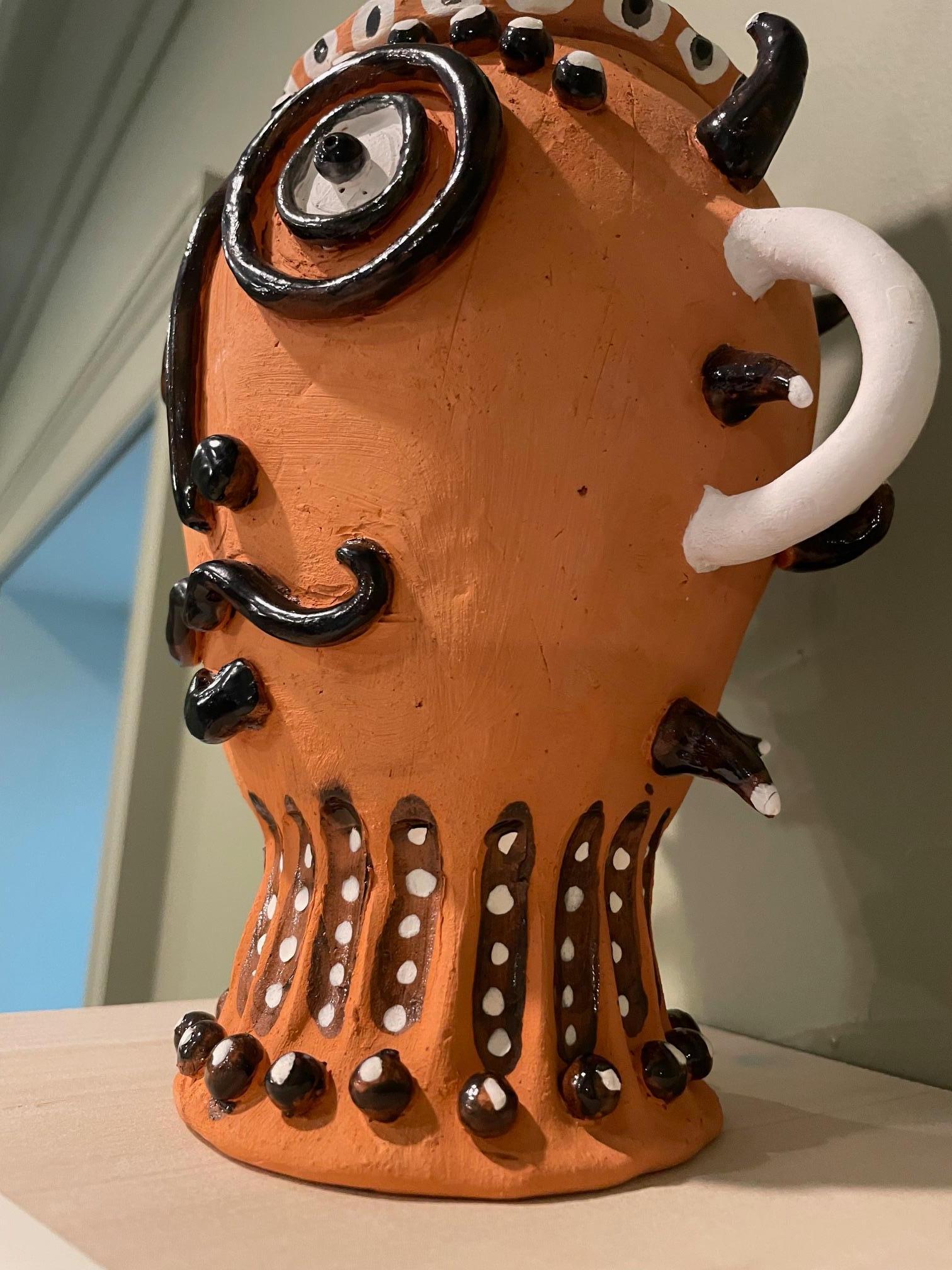 Terracotta Urna in terracotta fatta a mano con volto astratto in vendita
