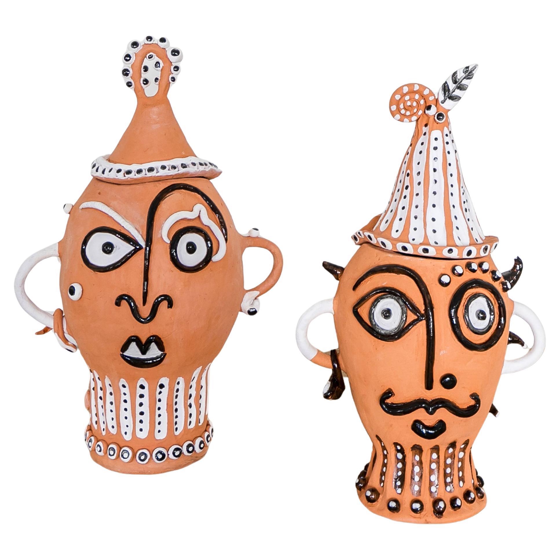 Urna in terracotta fatta a mano con volto astratto