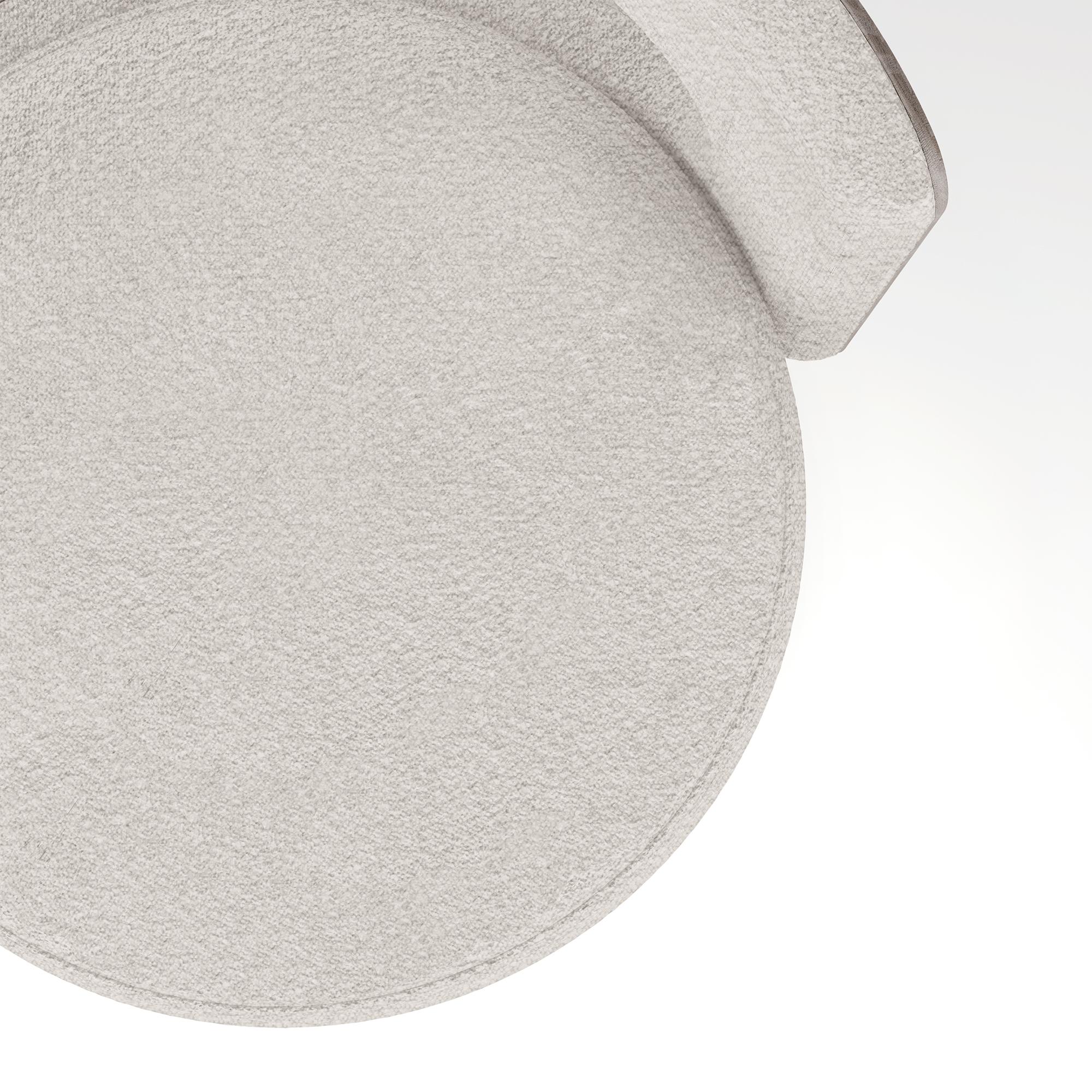 La Poltrona Tess di Nolita Harbour è un mix straordinario di design moderno e comfort di lusso. Questa poltrona di fattura unica presenta una seduta morbida e arrotondata rivestita in tessuto bouclé di prima qualità, che offre un'esperienza di