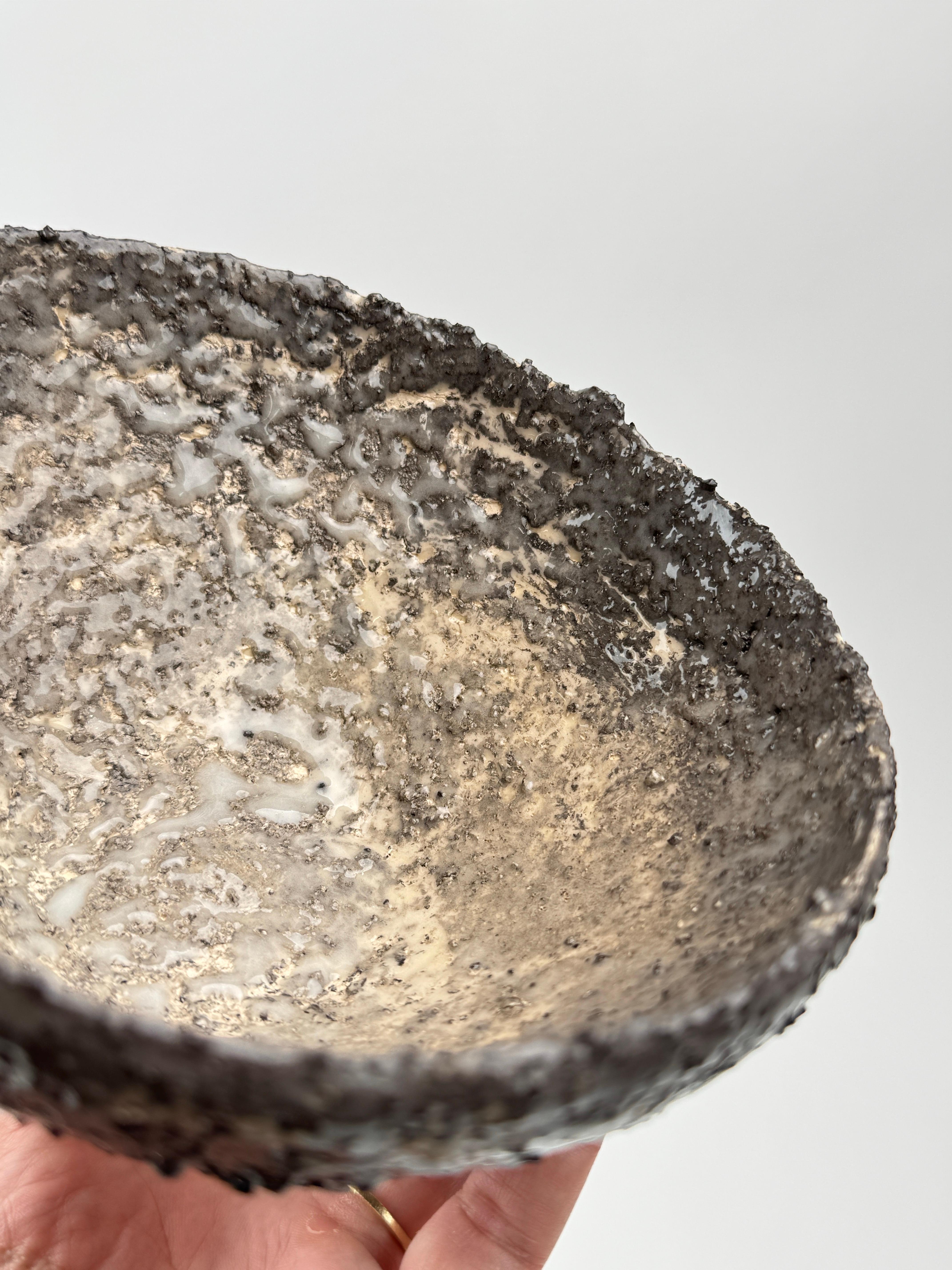 Handgefertigte Schale aus strukturierter Keramik - Erde trifft Feuer, Schönheit trifft Zweck

Abmessungen: Ca. 18 cm Durchmesser x 8 cm Höhe
Herkunft: Litauen
MATERIALIEN: Keramik aus Steinzeug, mit erneuerbarer Energie befeuert
Einzigartig

In