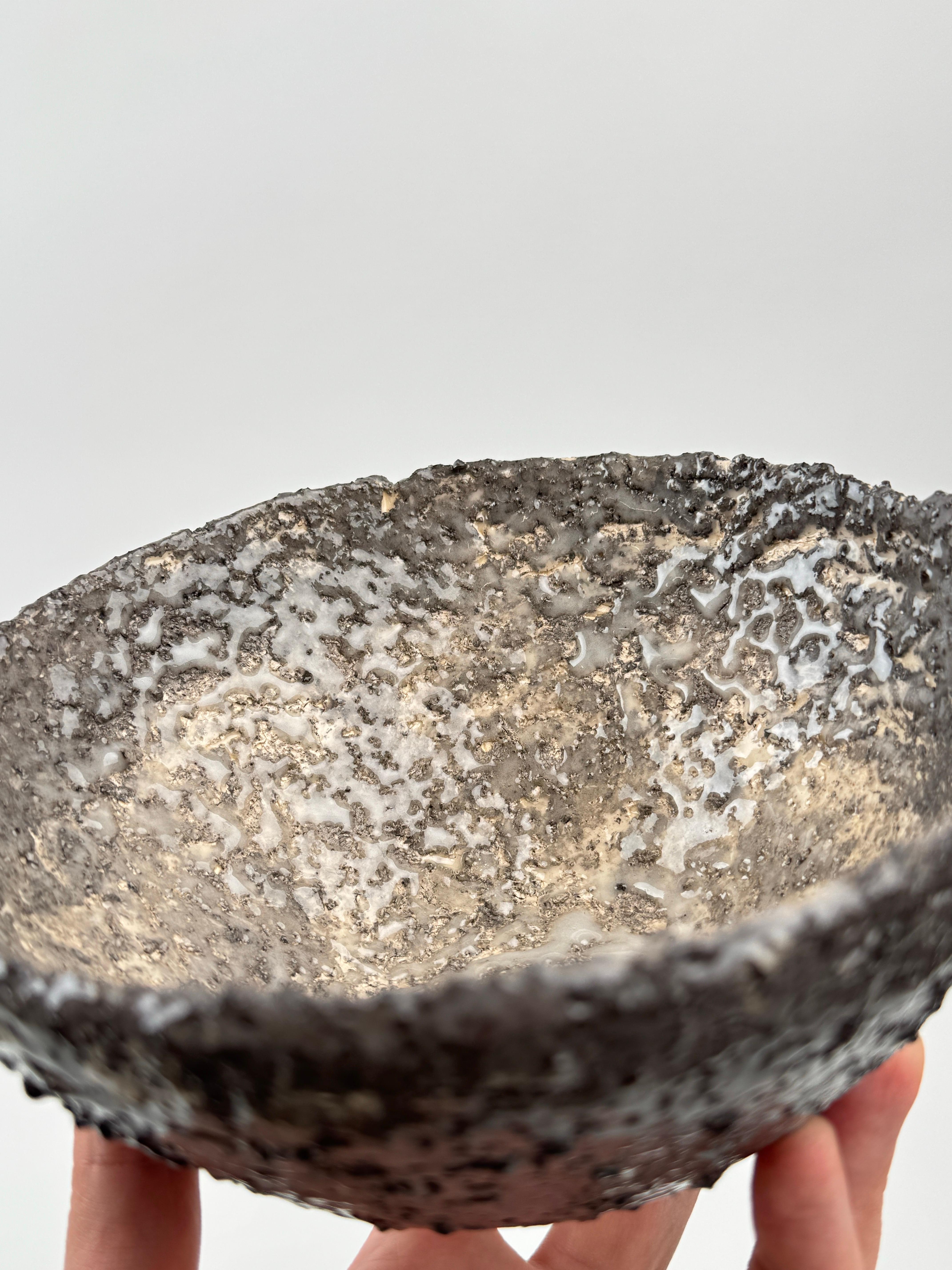 Handgefertigte Schale aus strukturierter Keramik - Schwarze und weiße Vulkanglasur, nachhaltig im Angebot 1