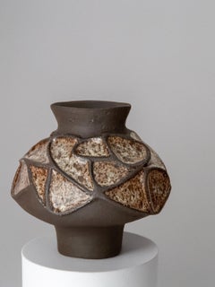 Handgefertigte Keramikvase mit Struktur von Maku Ceramic