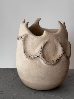 Vaso decorativo scultoreo in ceramica, realizzato a mano con finitura ruvida, di Maku Ceramic
